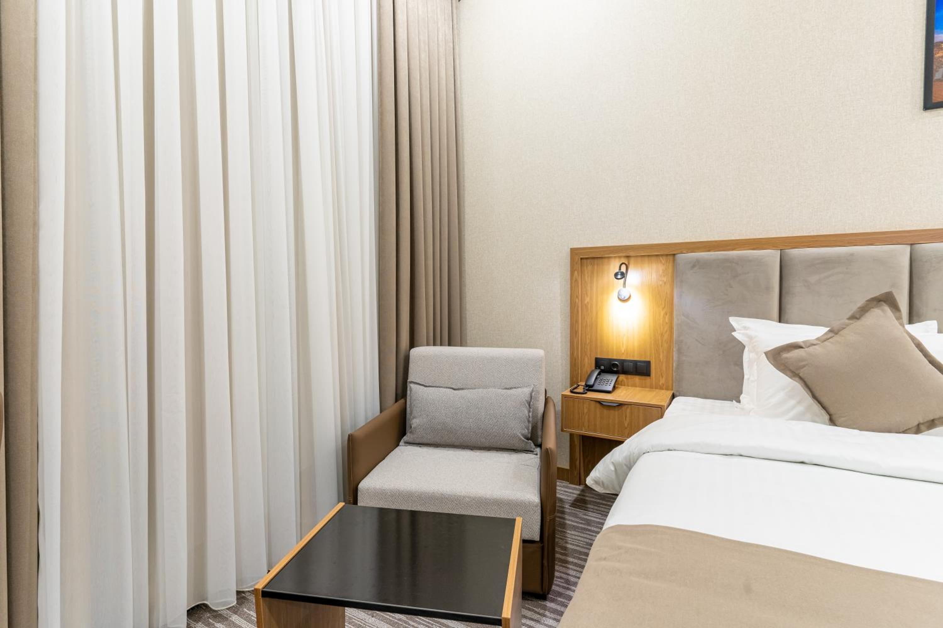 Deluxe Double Room with Balcony - Photo 17
