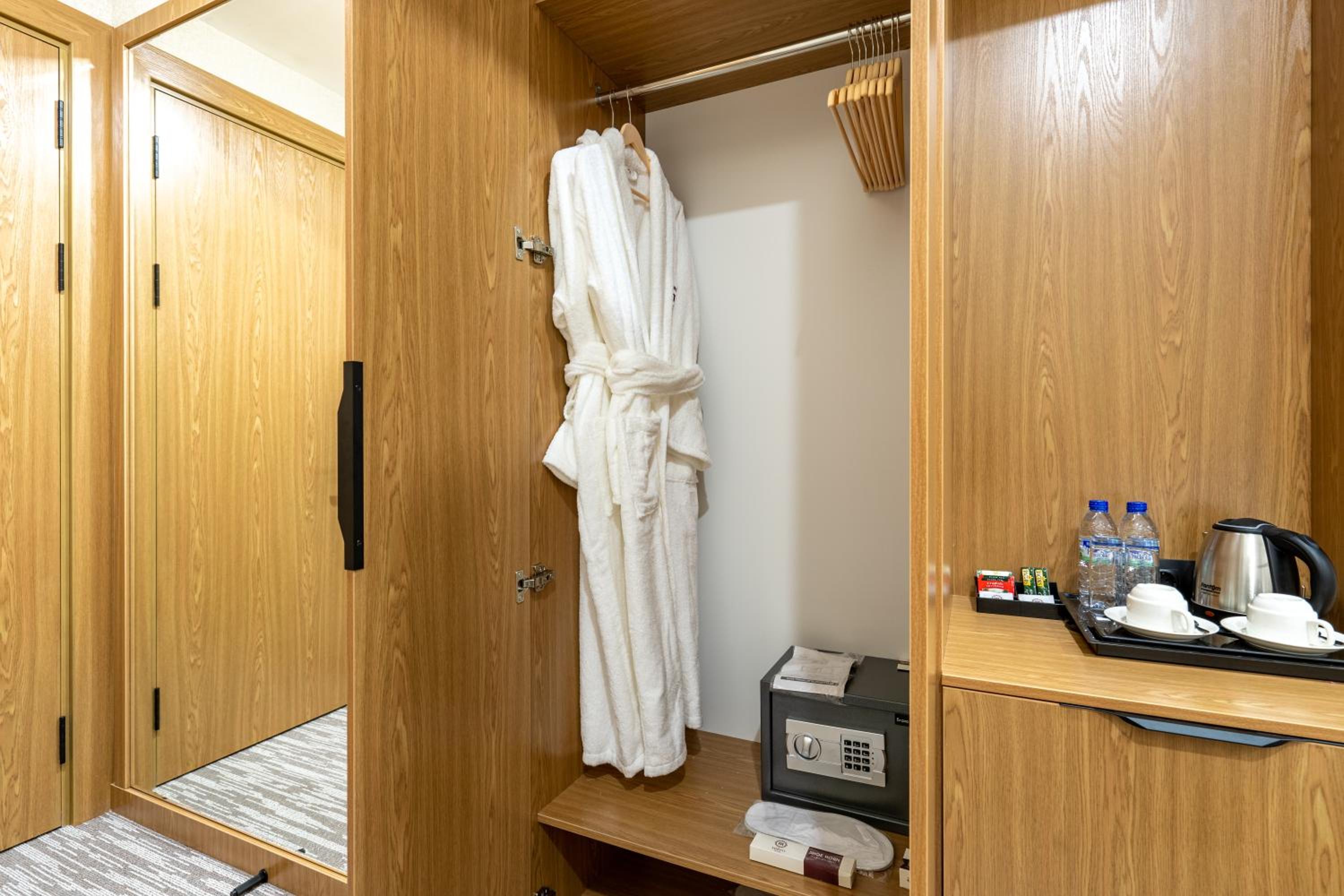 Deluxe Double Room with Balcony - Photo 28