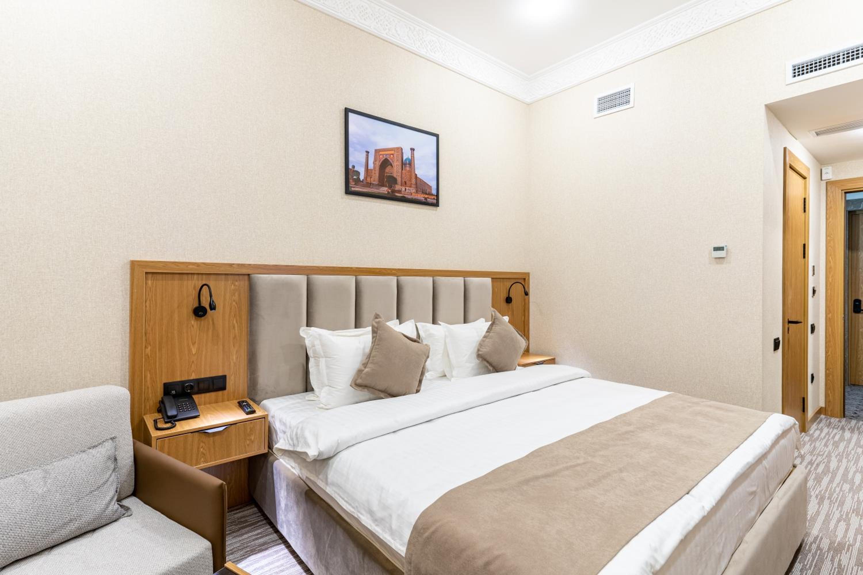 Deluxe Double Room with Balcony - Photo 16