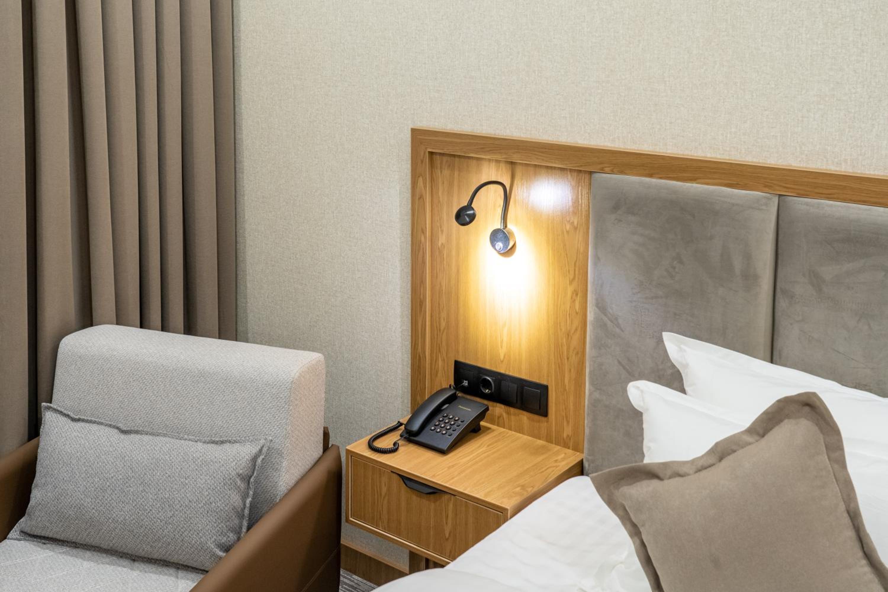 Deluxe Double Room with Balcony - Photo 7