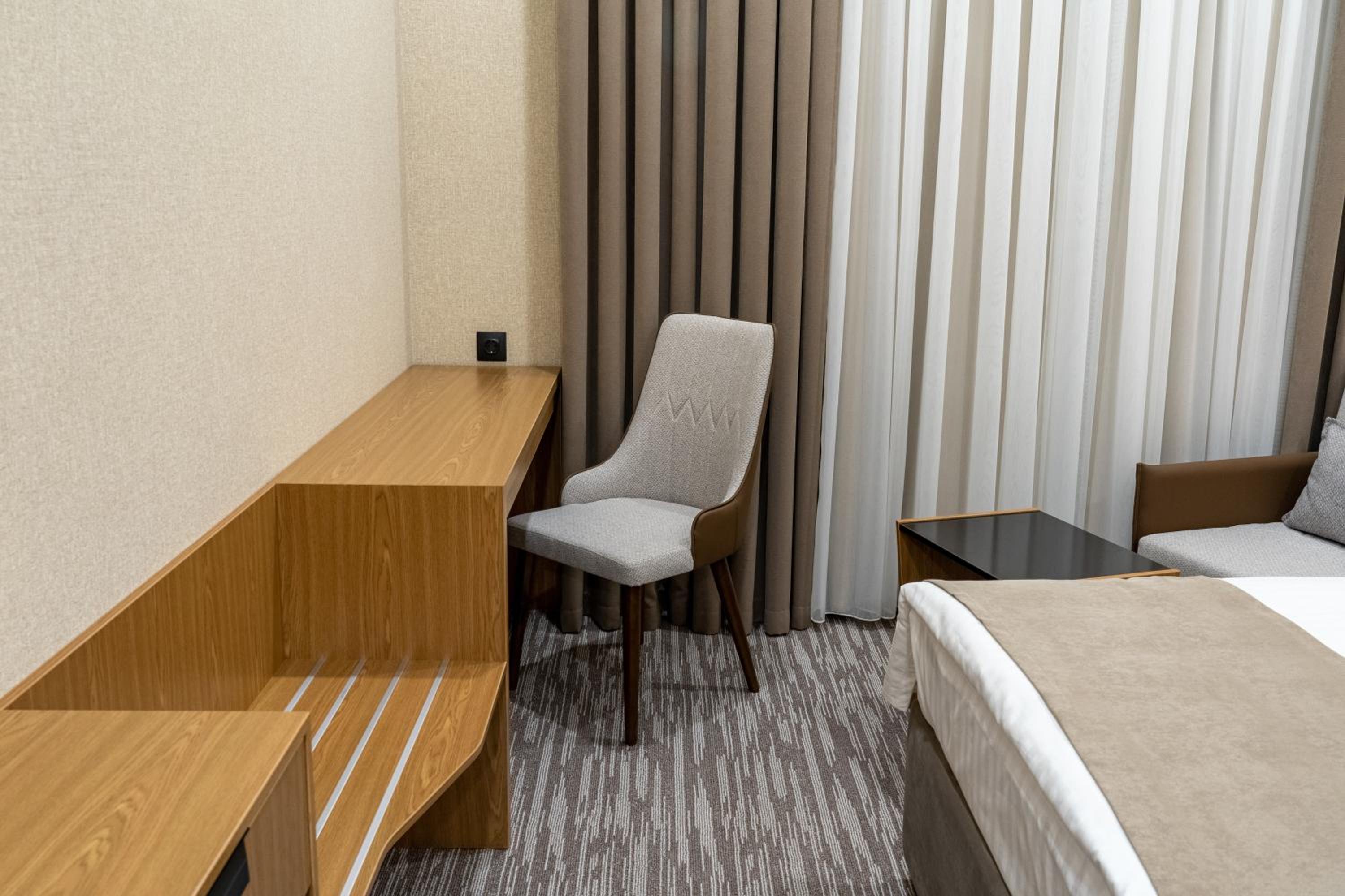 Deluxe Double Room with Balcony - Photo 18