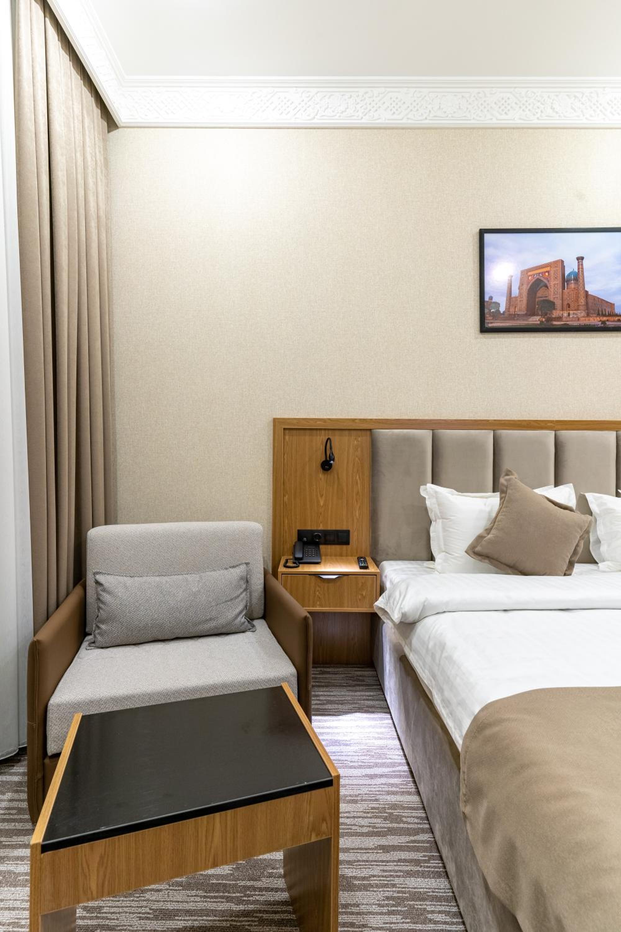 Deluxe Double Room with Balcony - Photo 6