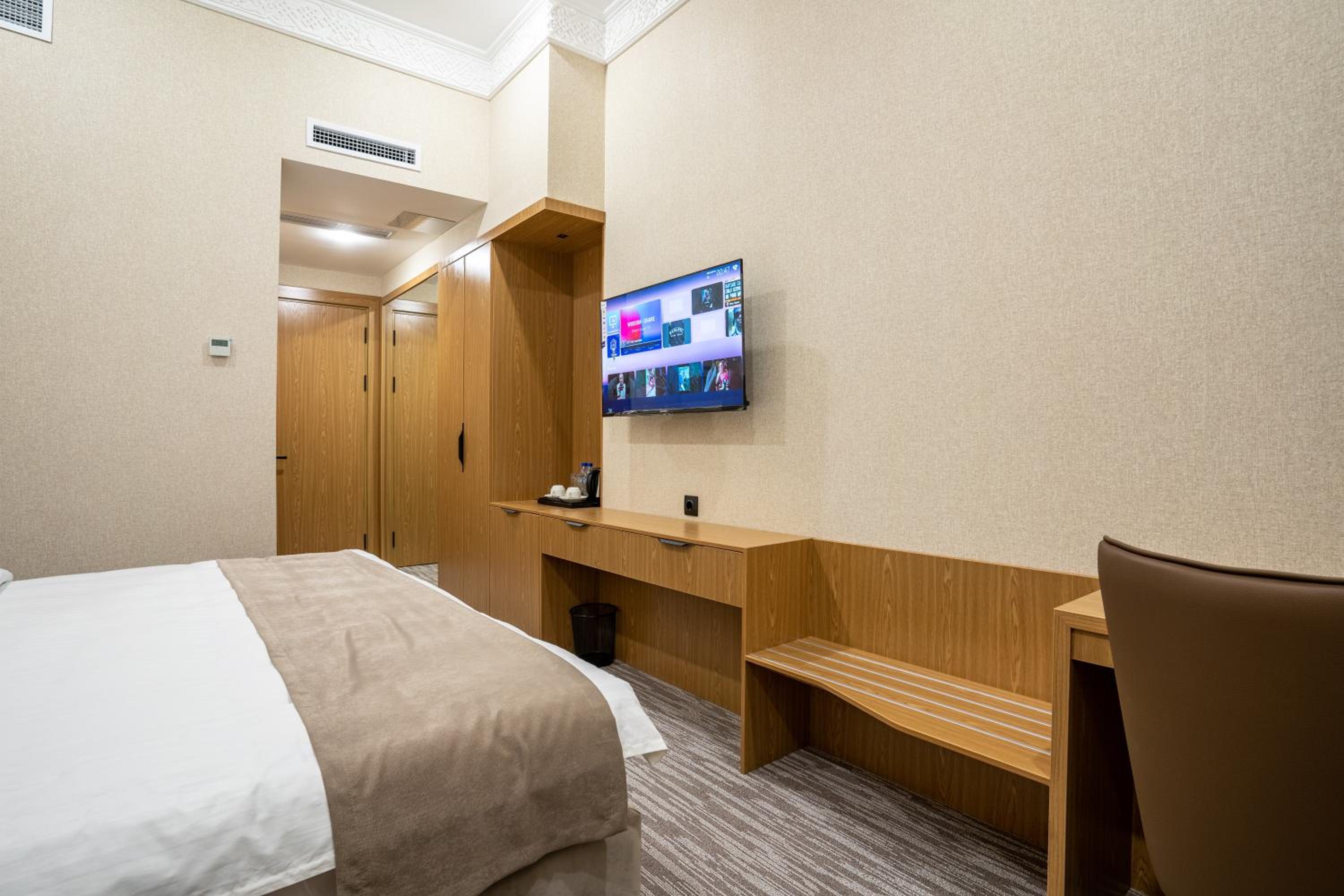 Deluxe Double Room with Balcony - Photo 22