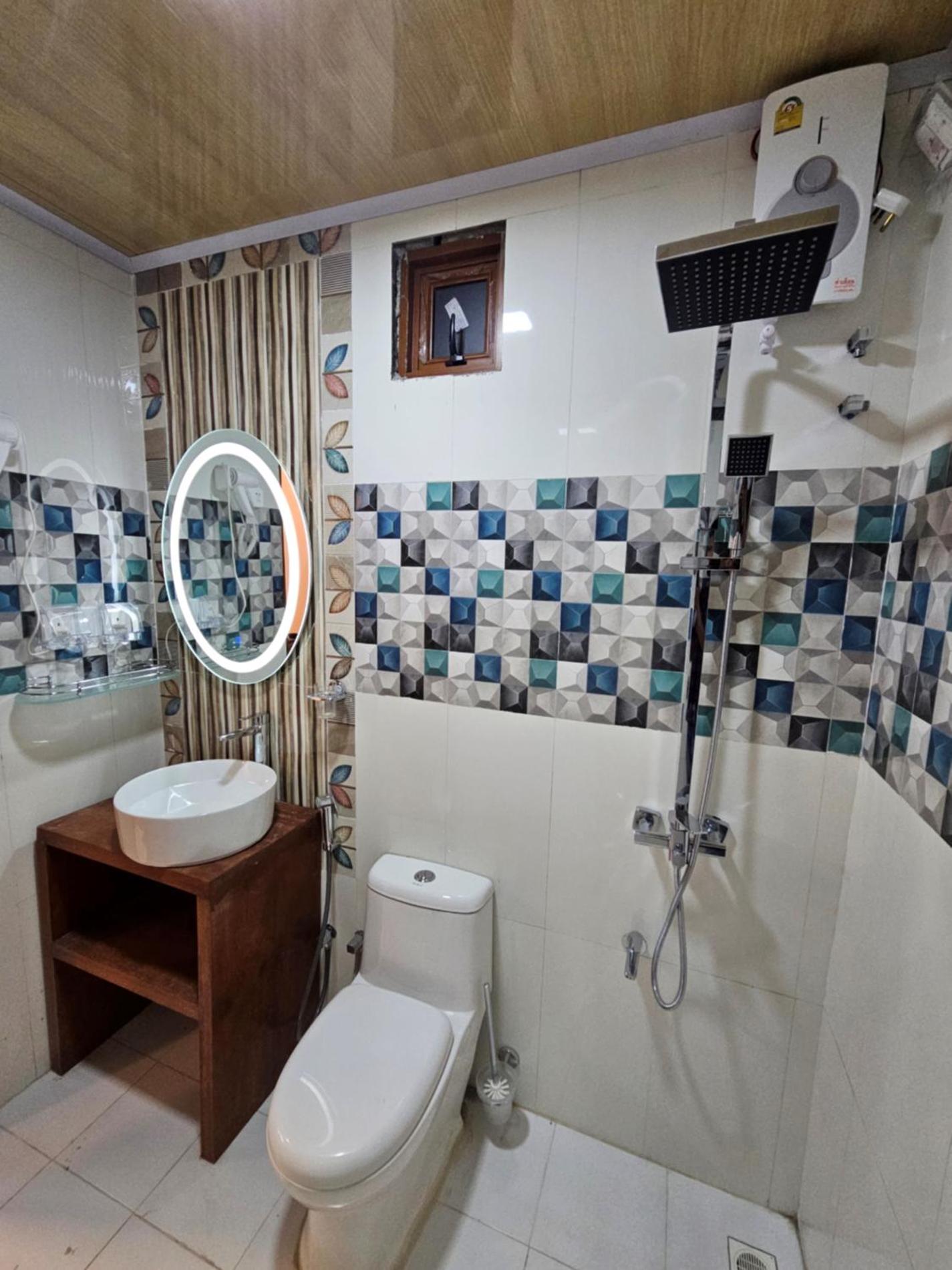 Deluxe Double or Twin Room - Photo 8