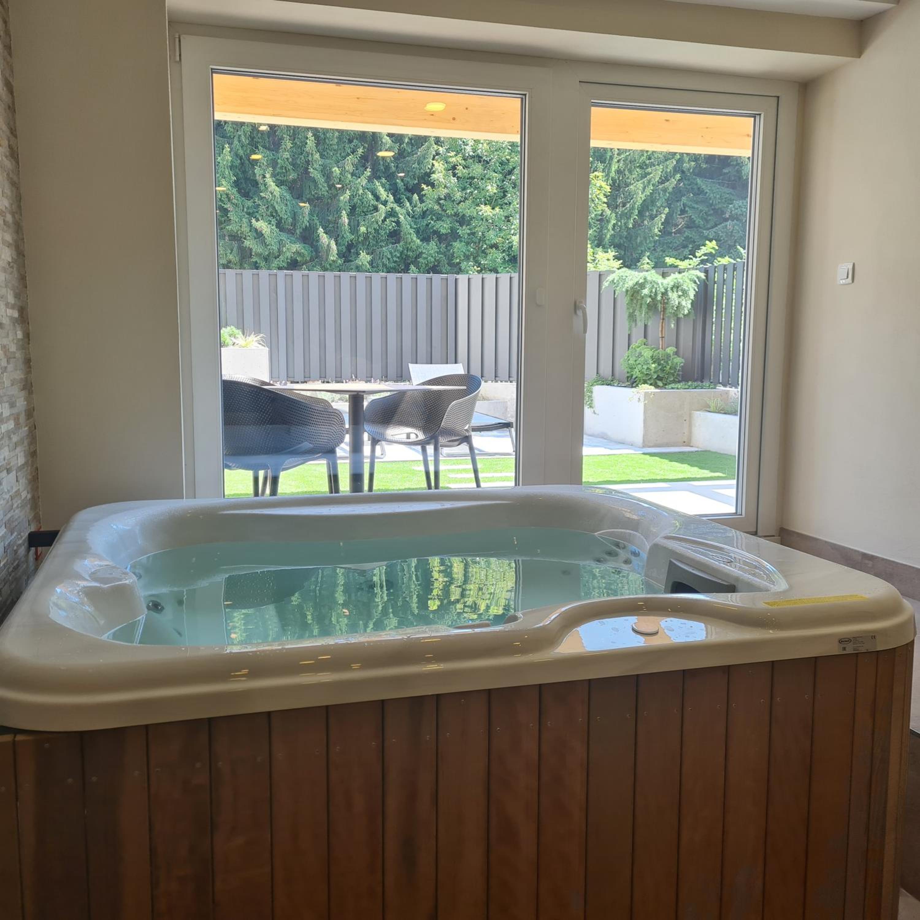 Studio with Spa Bath