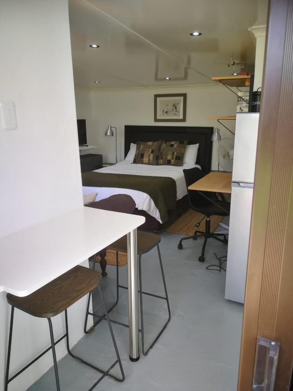 One-Bedroom Apartment photo 3