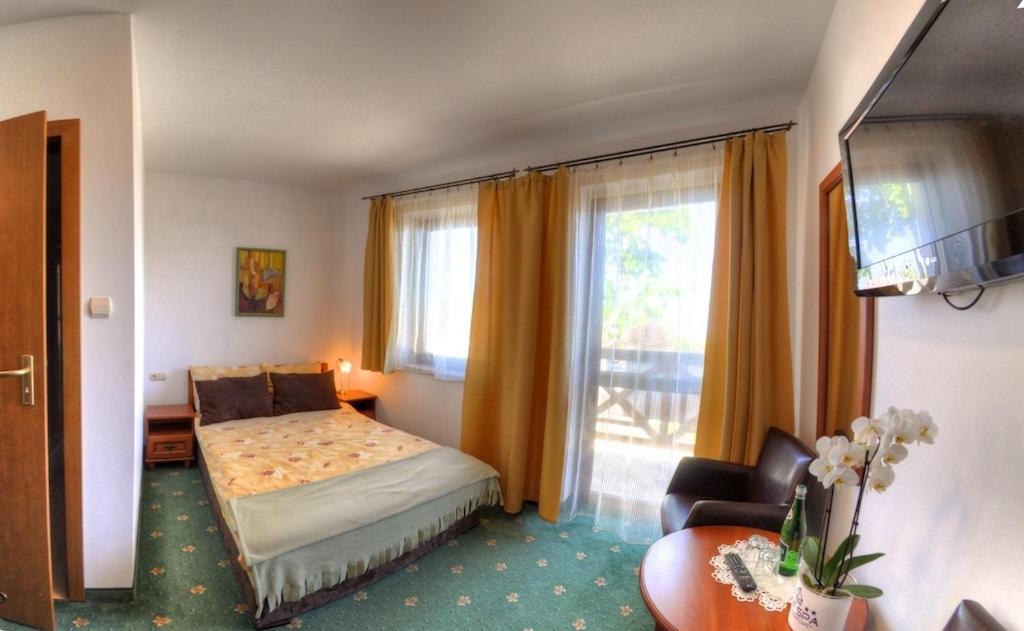 Double Room with Balcony and Sea View - Photo 3
