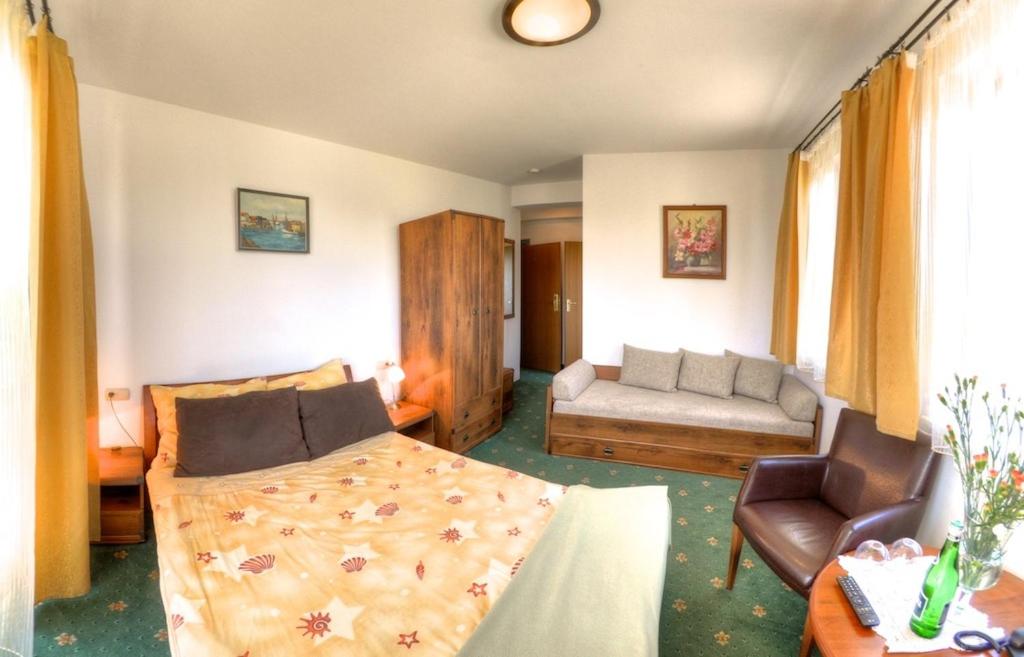 Family Room with Balcony and Sea View (2 Adults + 2 Children) - Photo 4
