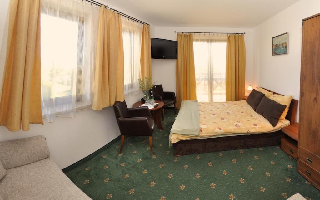 Family Room with Balcony and Sea View (2 Adults + 2 Children) - Photo 5