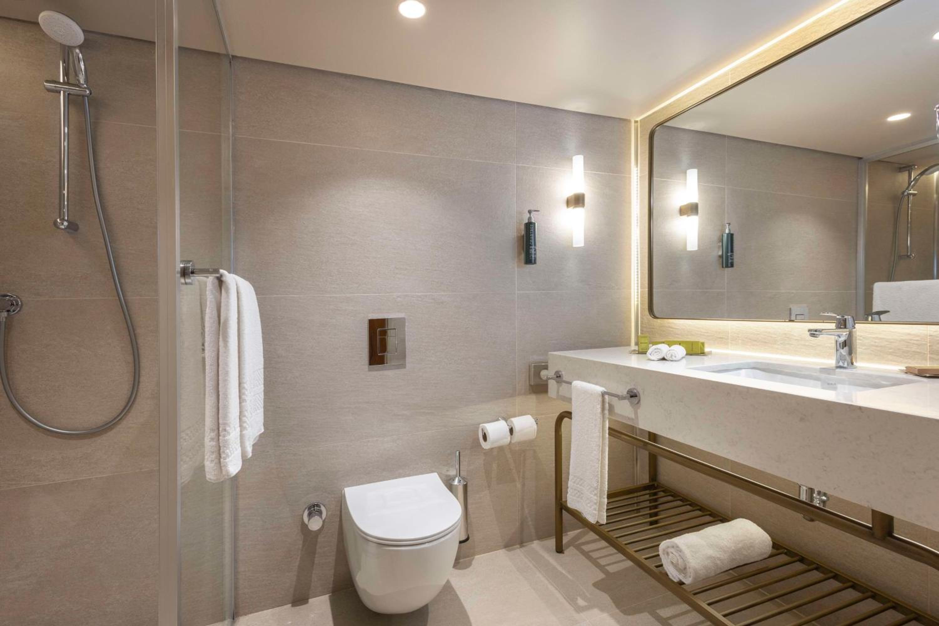 Executive Twin Room with Sea View thumbnail 5