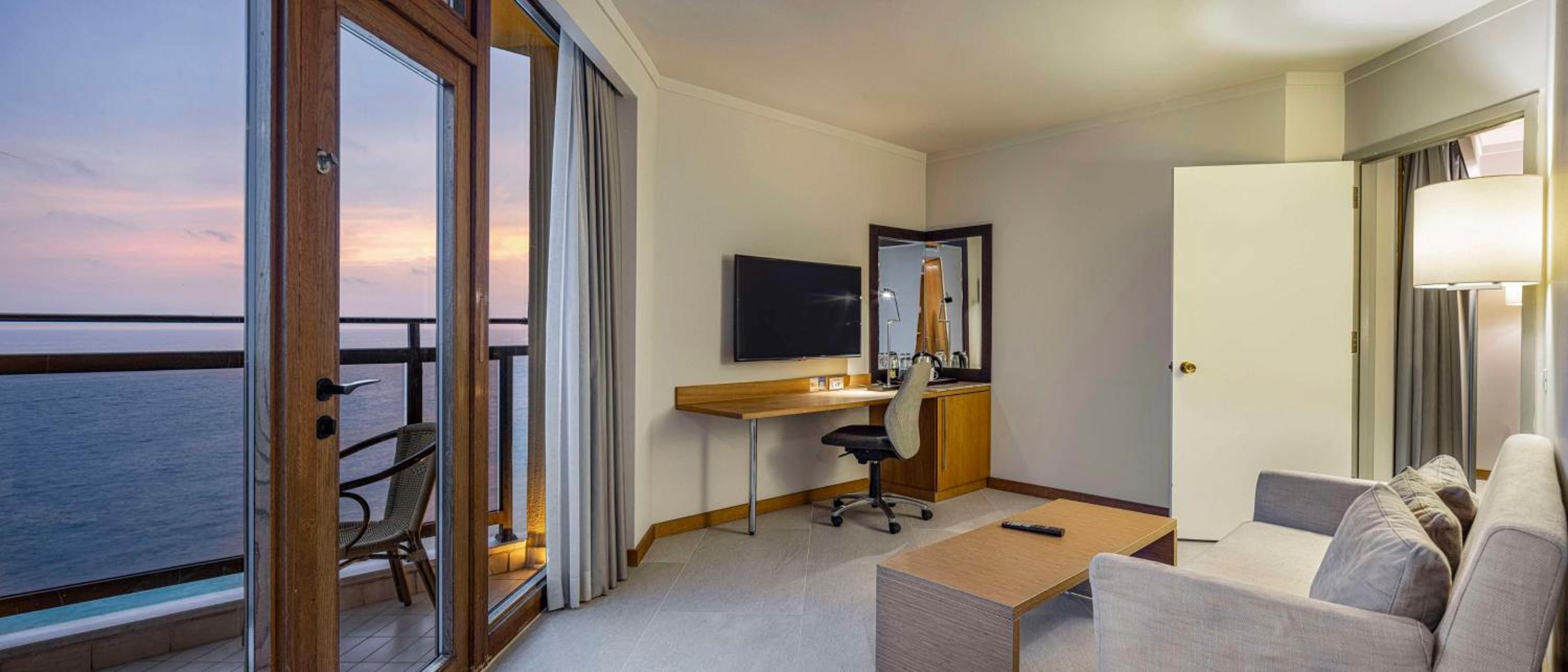 Deluxe Suite with Sea View