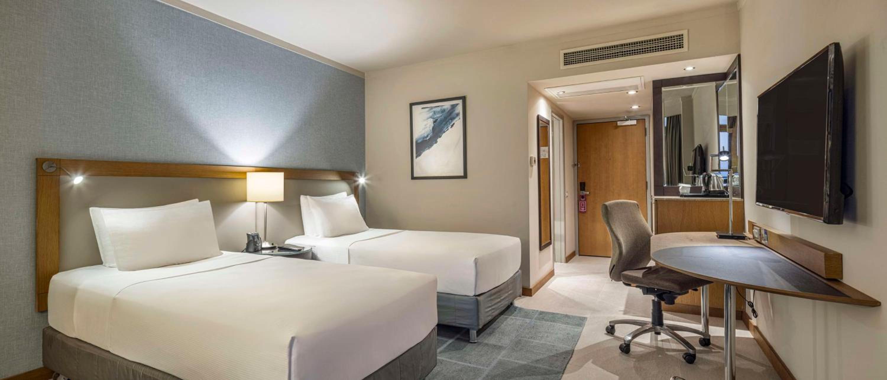 Deluxe Twin Room with Sea View thumbnail 5