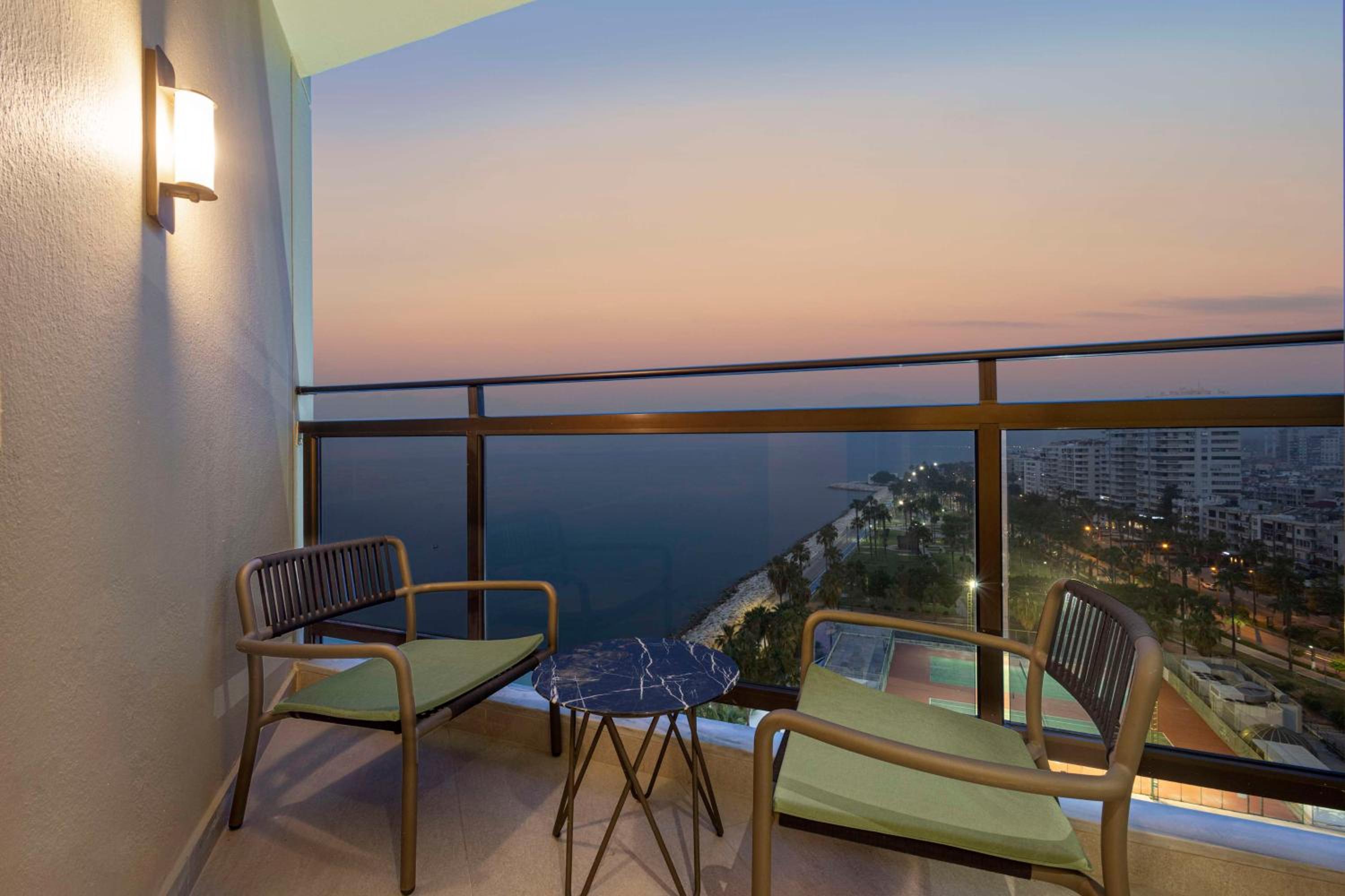 Executive King Room with Sea View thumbnail 5