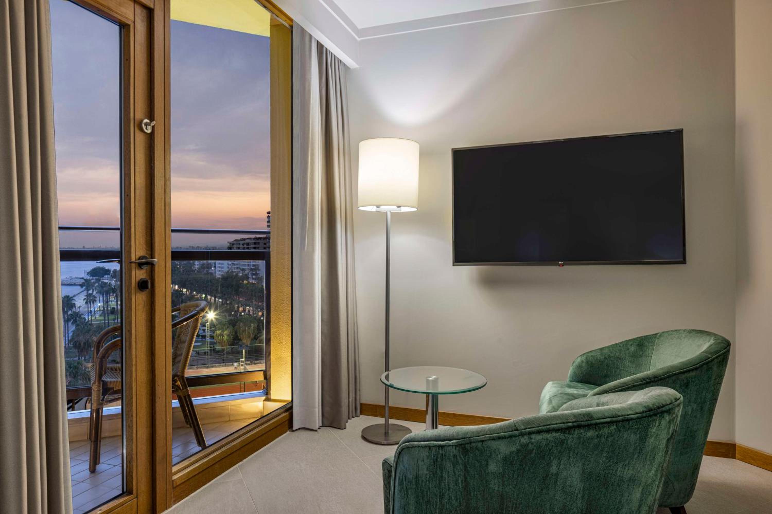 Deluxe Suite with Sea View thumbnail 5