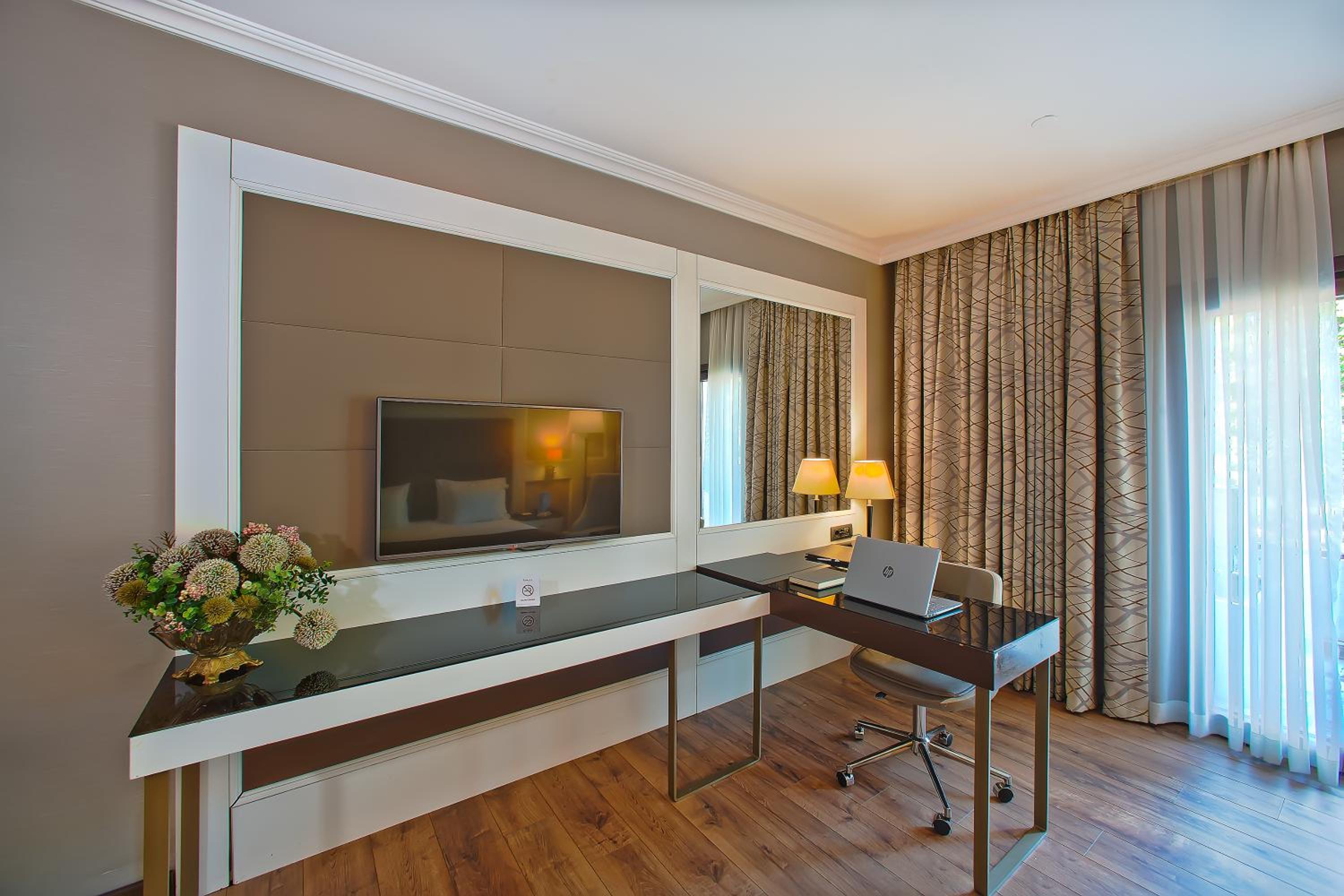 Junior King Suite - Smoking photo 1
