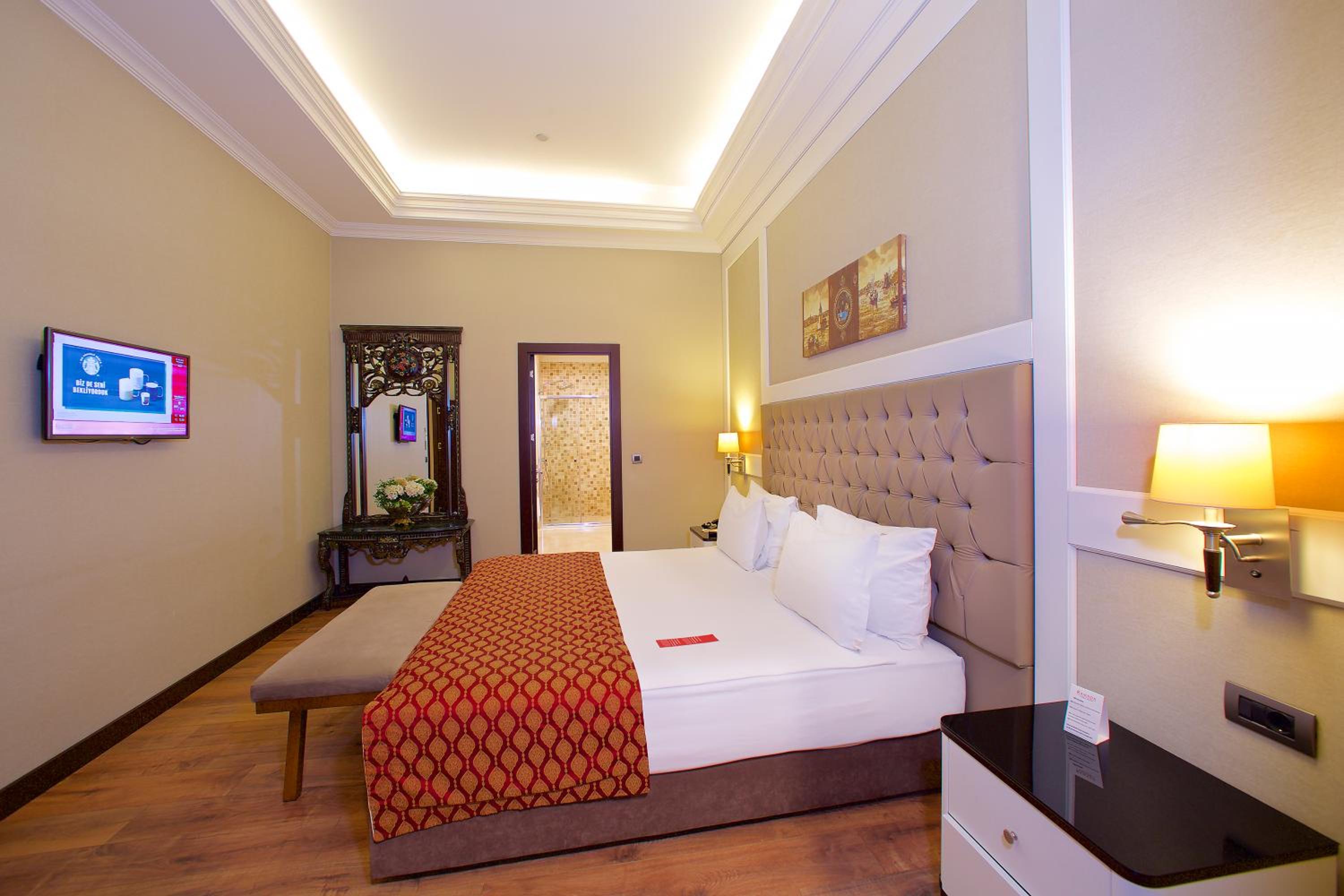 Luxury King Suite - Non-Smoking photo 1