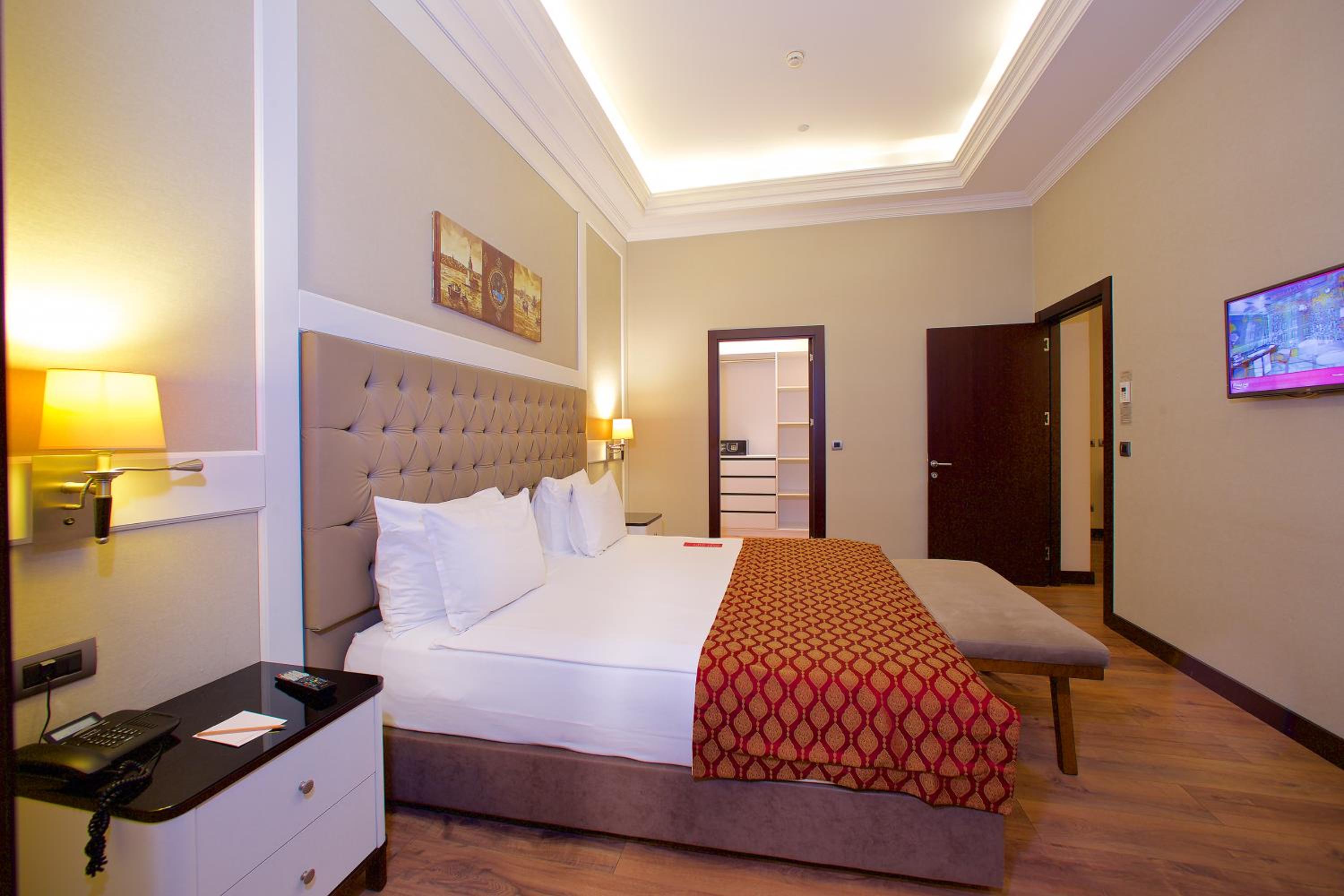 Luxury King Suite - Non-Smoking photo 2