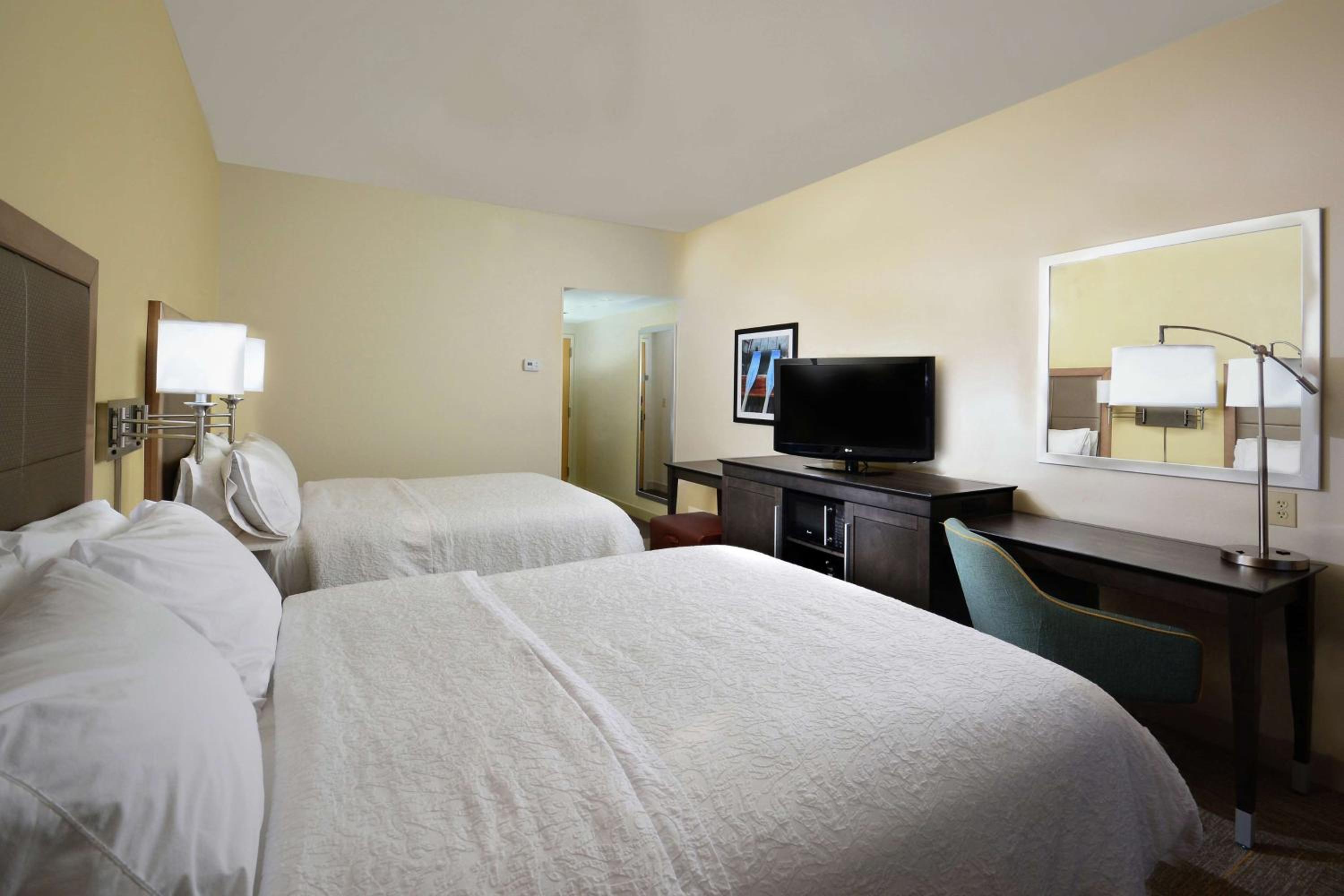 Room with Two Queen Beds - Non-Smoking photo 3