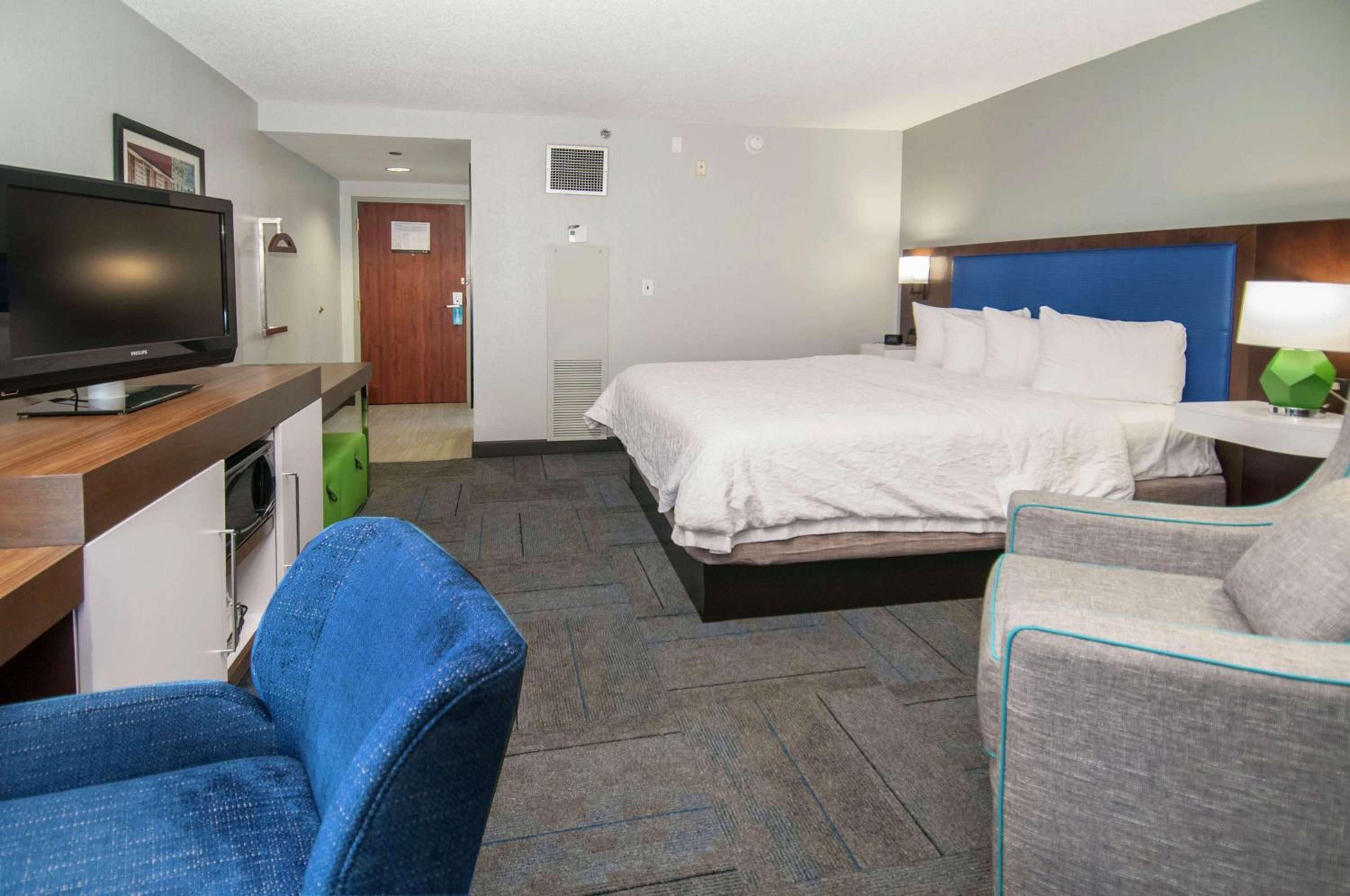 King Room with Microwave and Refrigerator - Non-Smoking - Photo 2