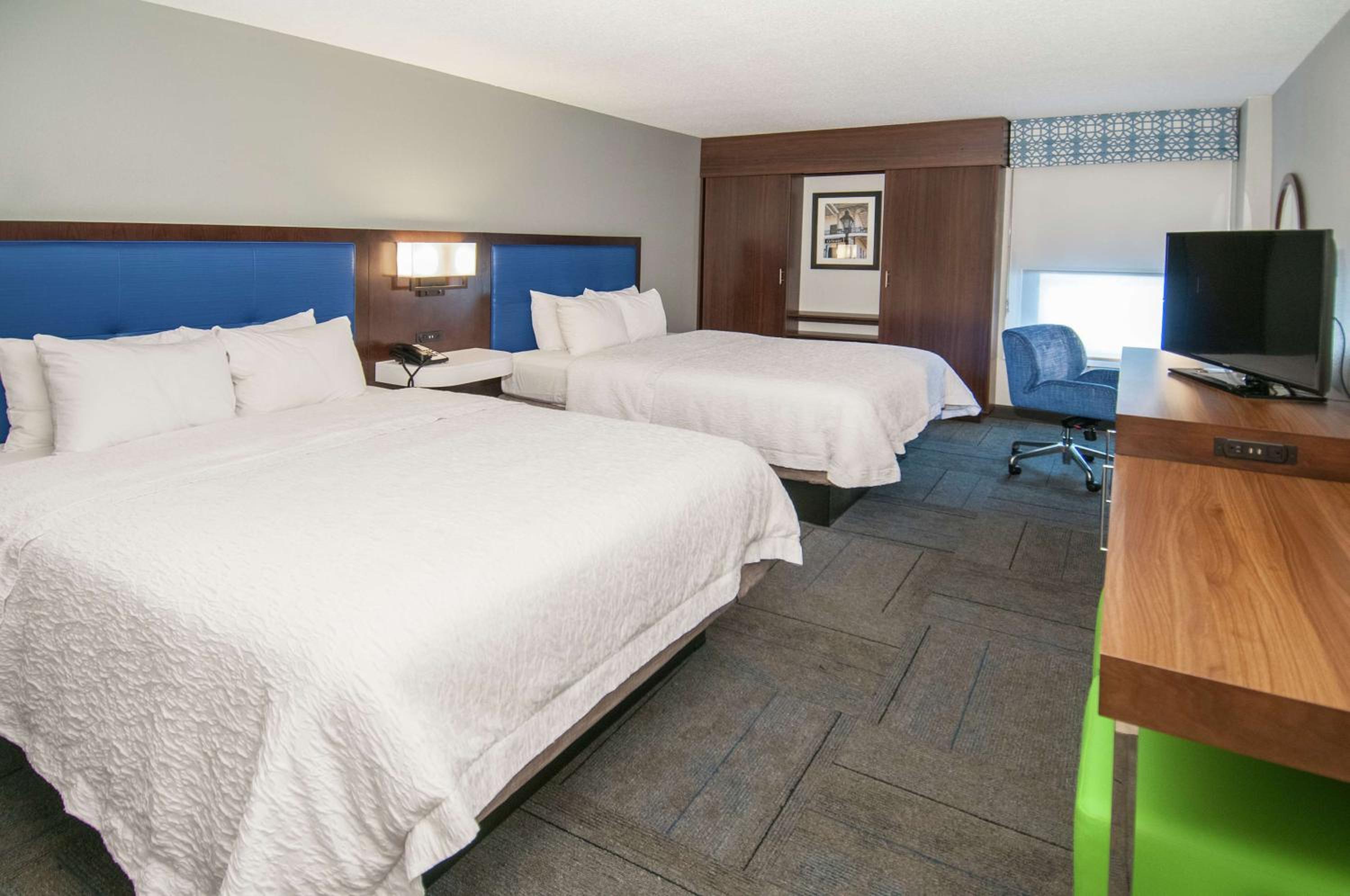 Queen Room with Two Queen Beds - Non-Smoking - Photo 3