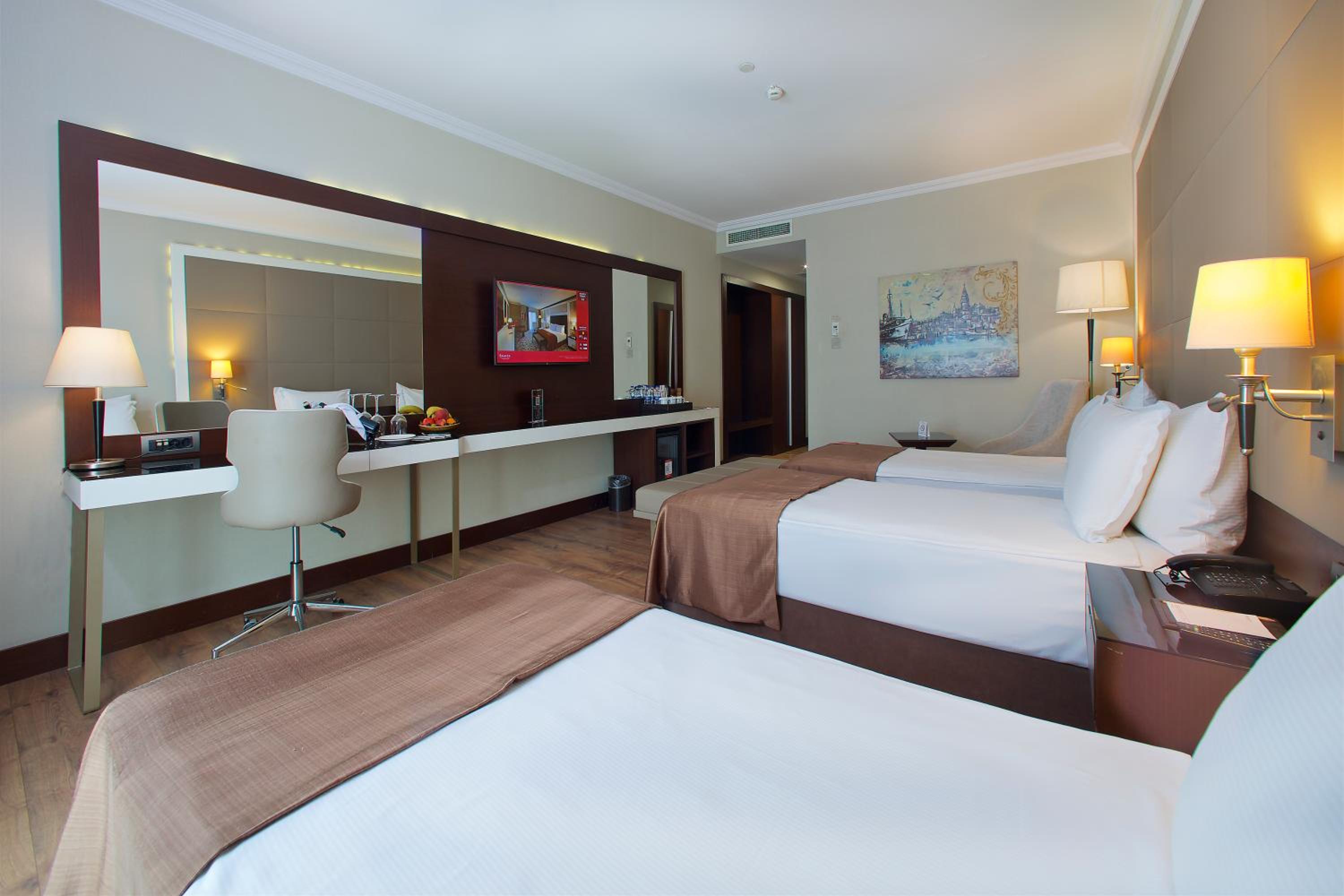 Standard Twin Room with Three Twin Beds - Non-Smoking photo 1