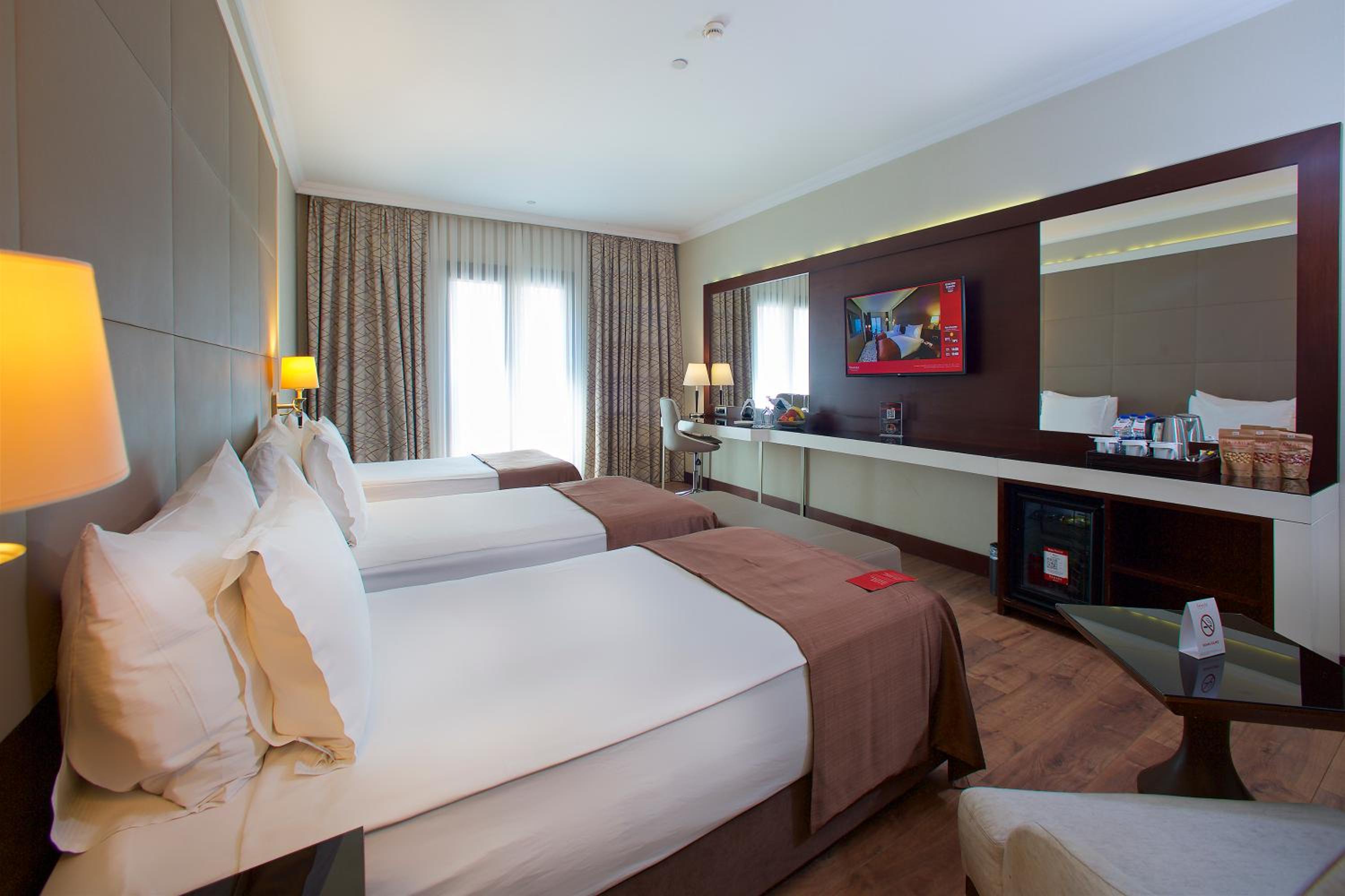 Standard Twin Room with Three Twin Beds - Non-Smoking photo 2