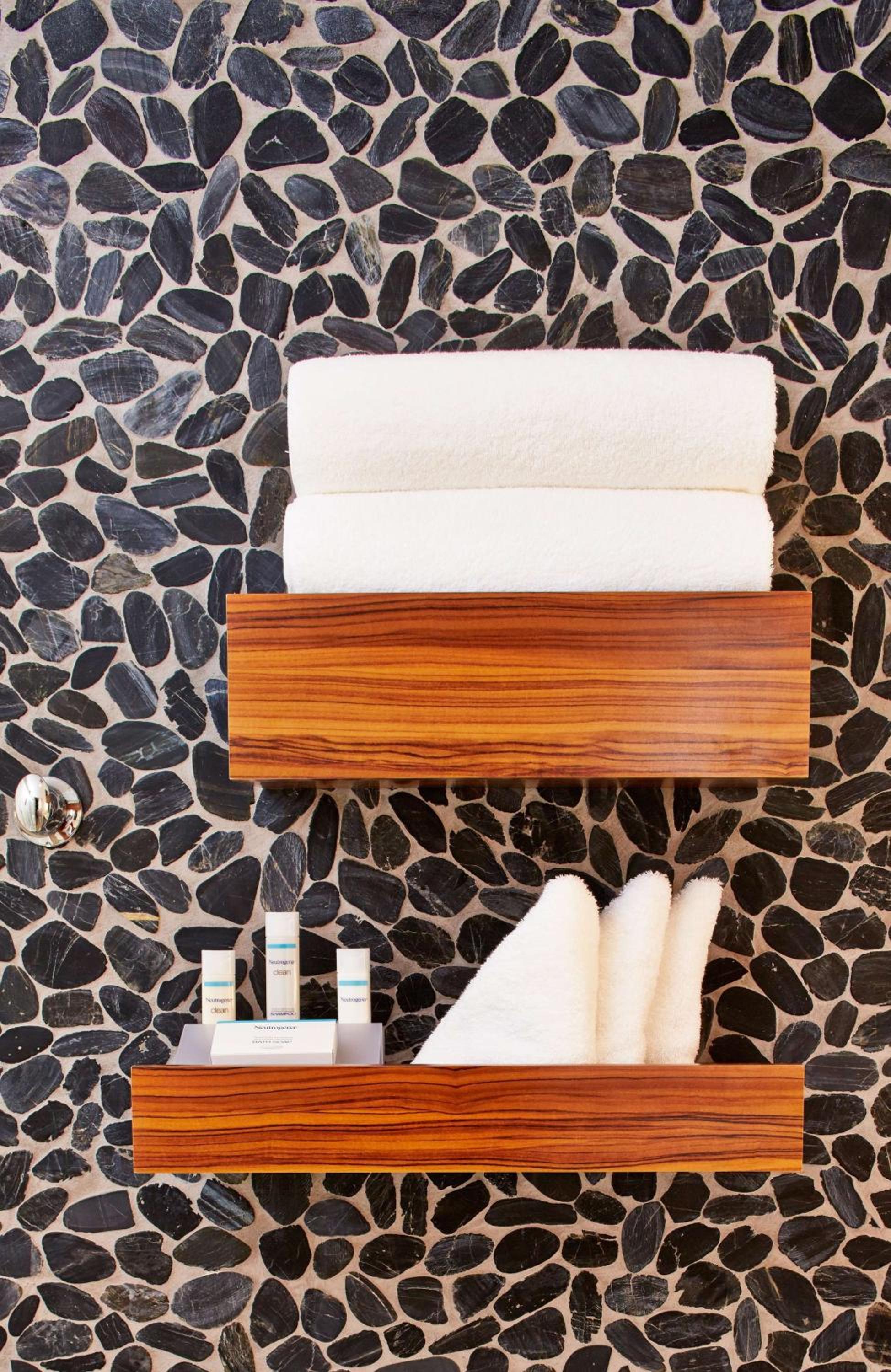 King Room with Roll-In Shower - Mobility Access