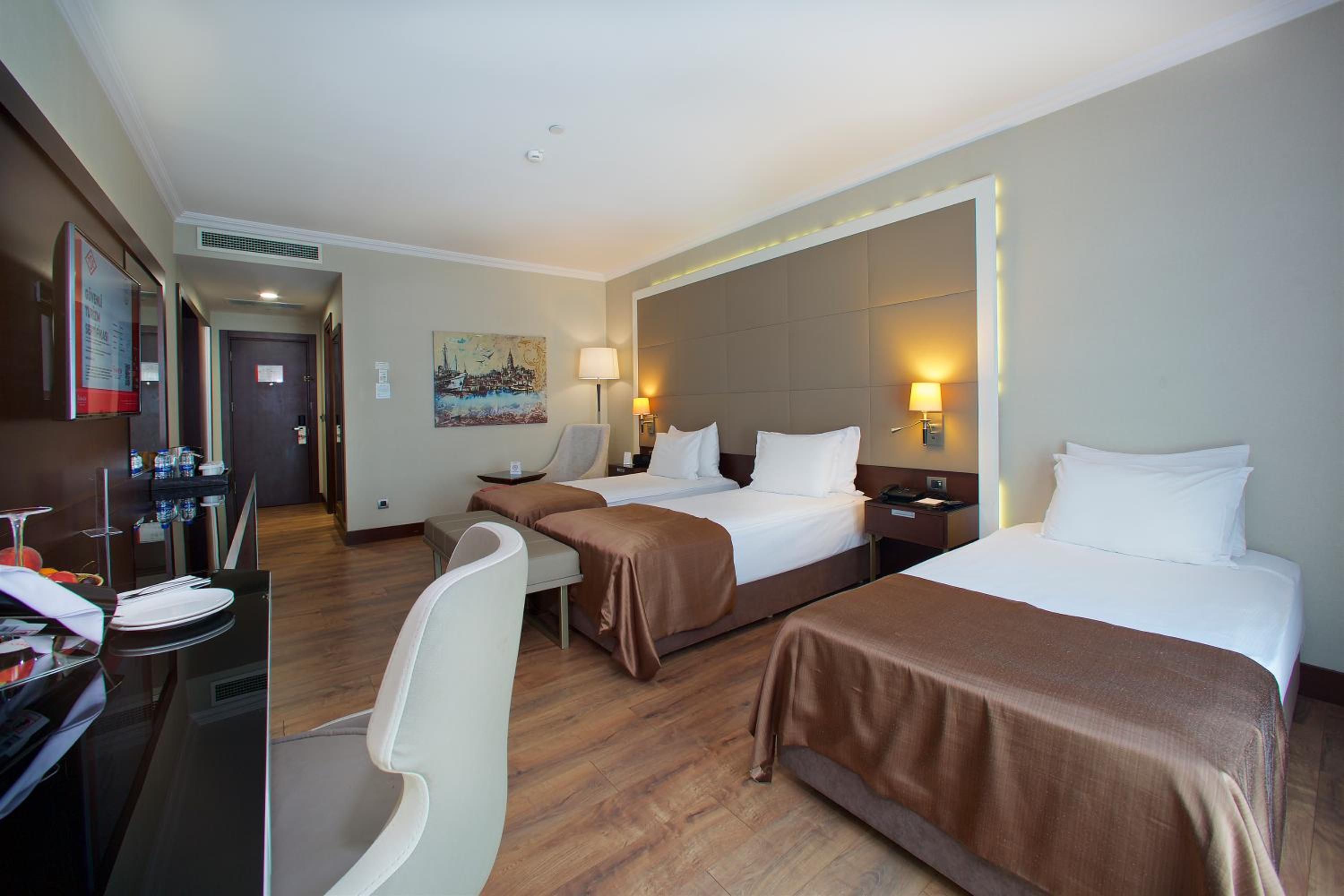 Standard Twin Room with Three Twin Beds - Non-Smoking photo 3