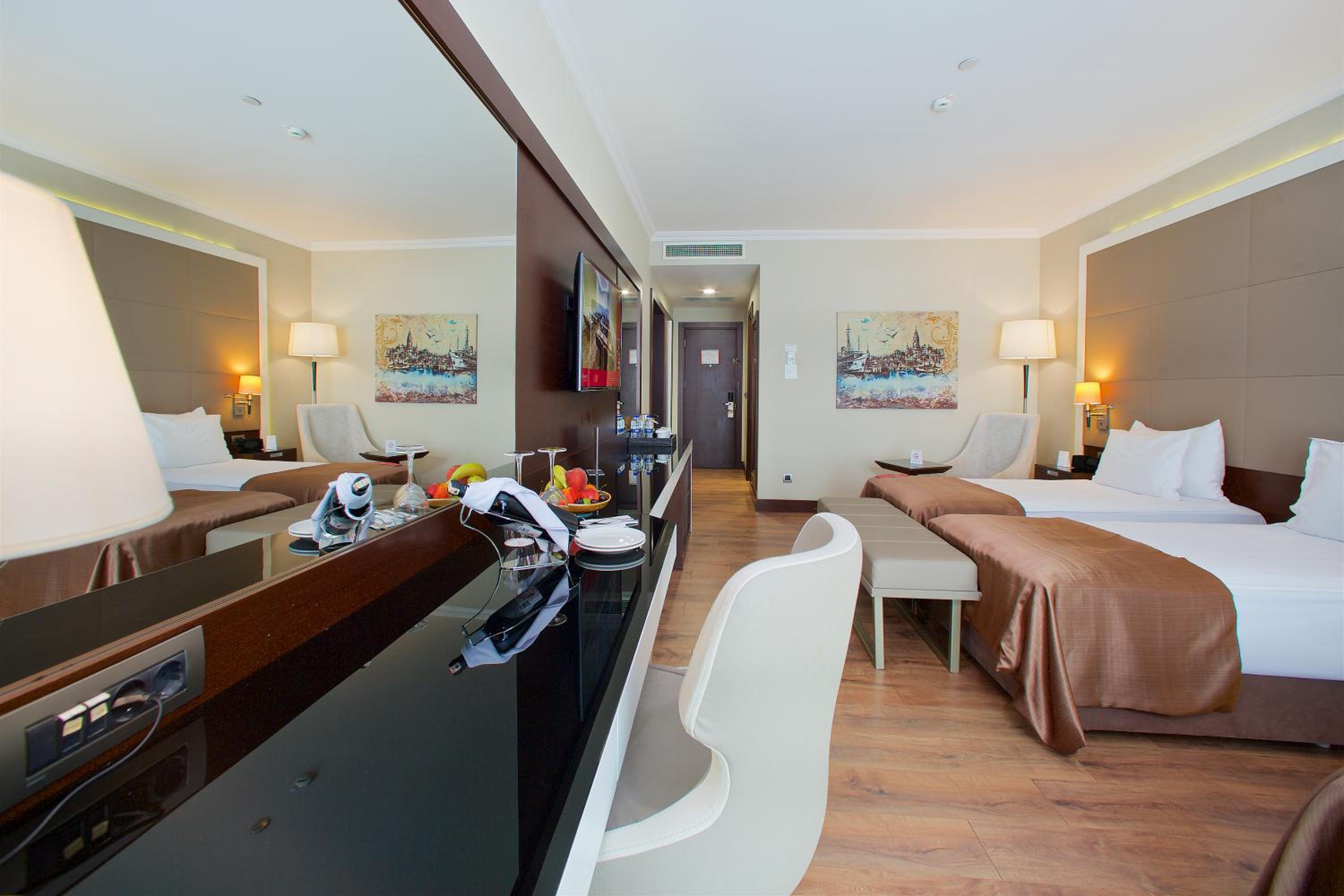 Deluxe Room with Three Twin Beds - Non-Smoking photo 3