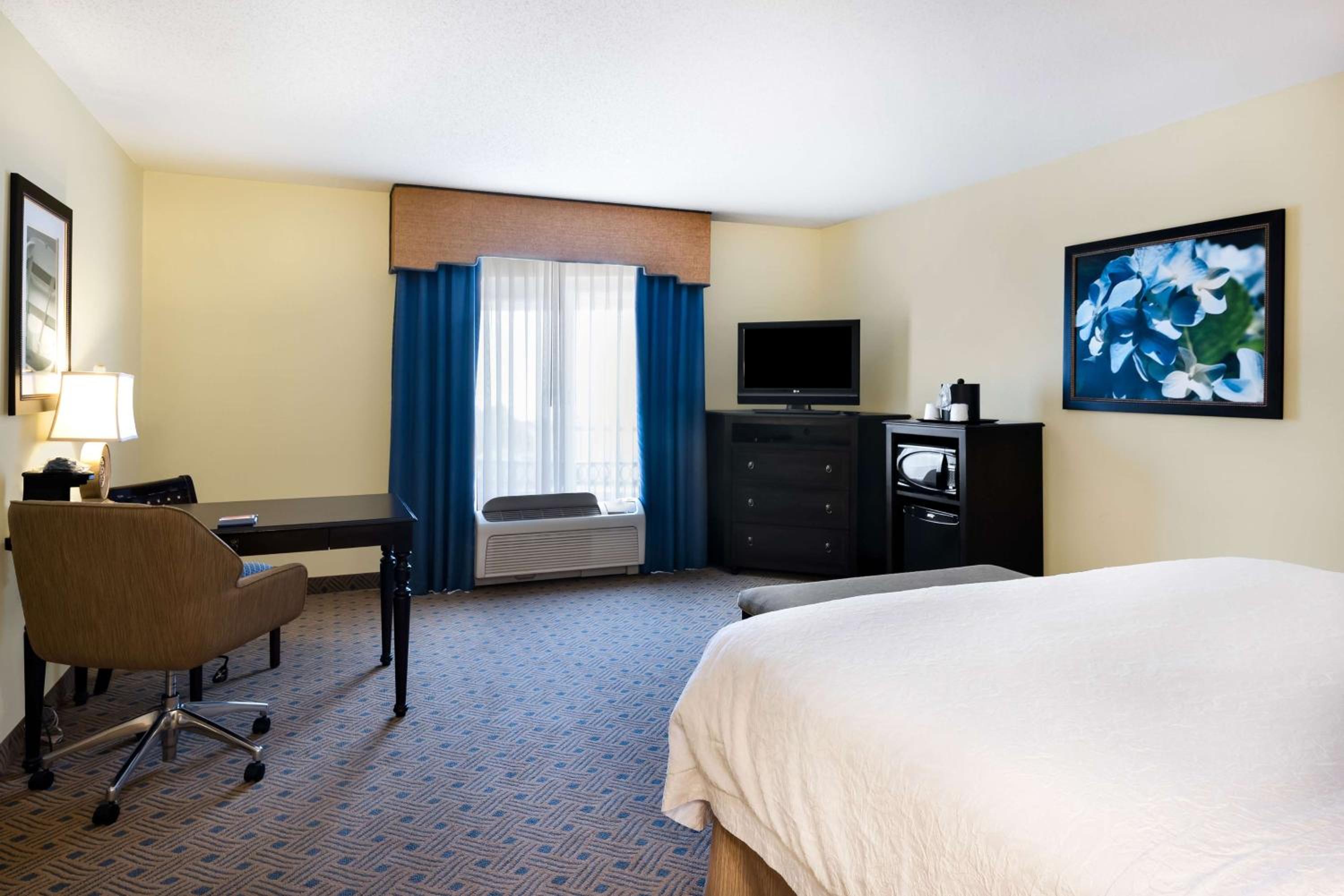 King Room with King Bed - Non-Smoking - Photo 4