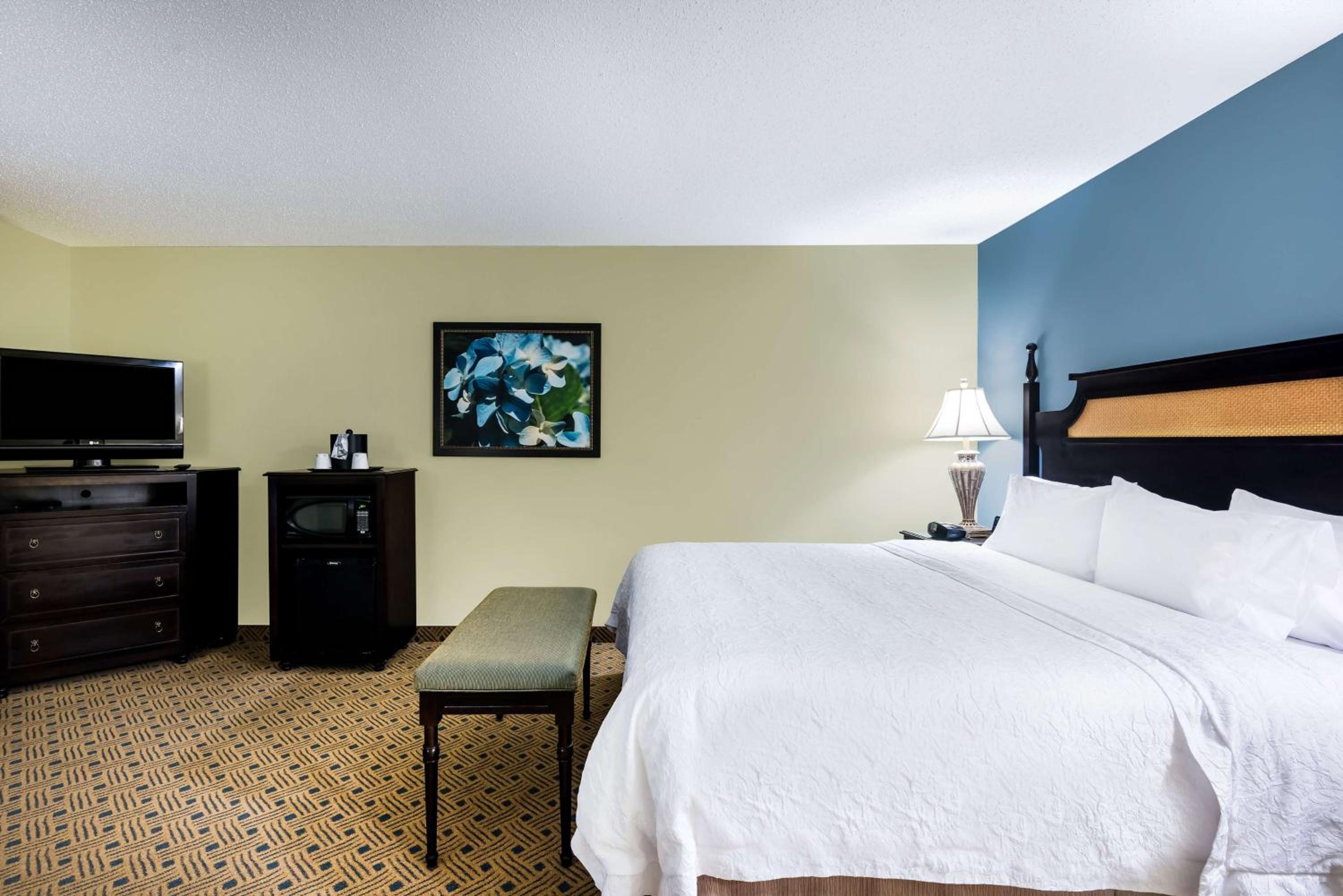 King Room with King Bed - Non-Smoking - Photo 3