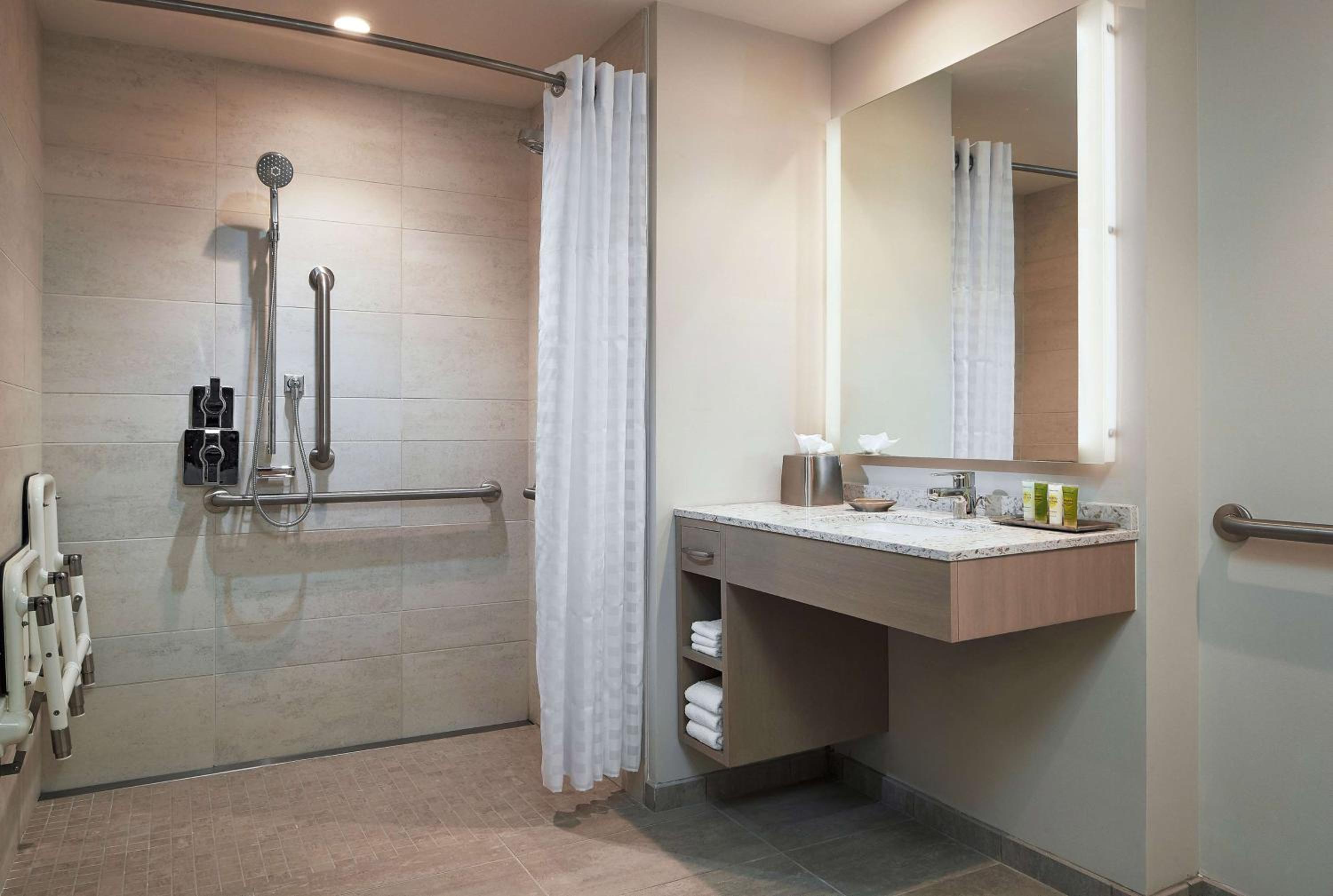 One-Bedroom Oceanfront King Suite with Roll-In Shower - Mobility Access