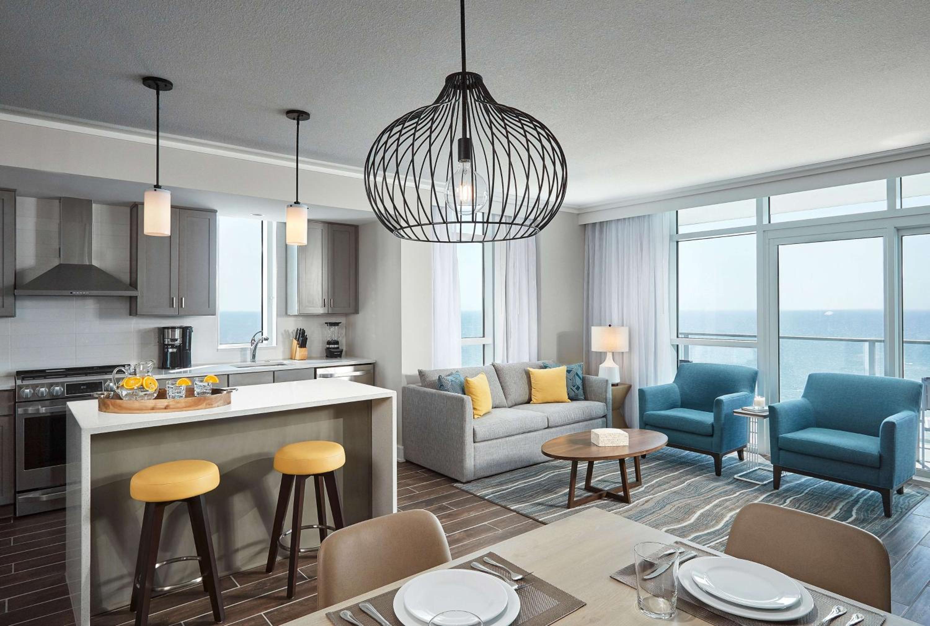 One-Bedroom Oceanfront King Suite with Sofa Bed - Photo 6