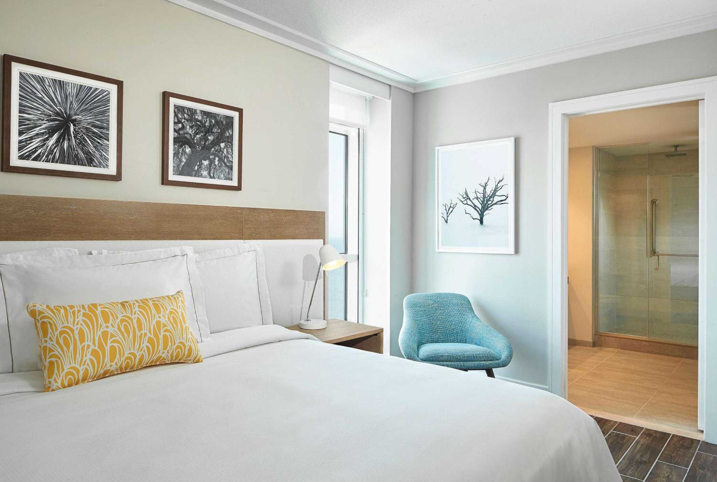 One-Bedroom Oceanfront King Suite with Sofa Bed - Photo 5