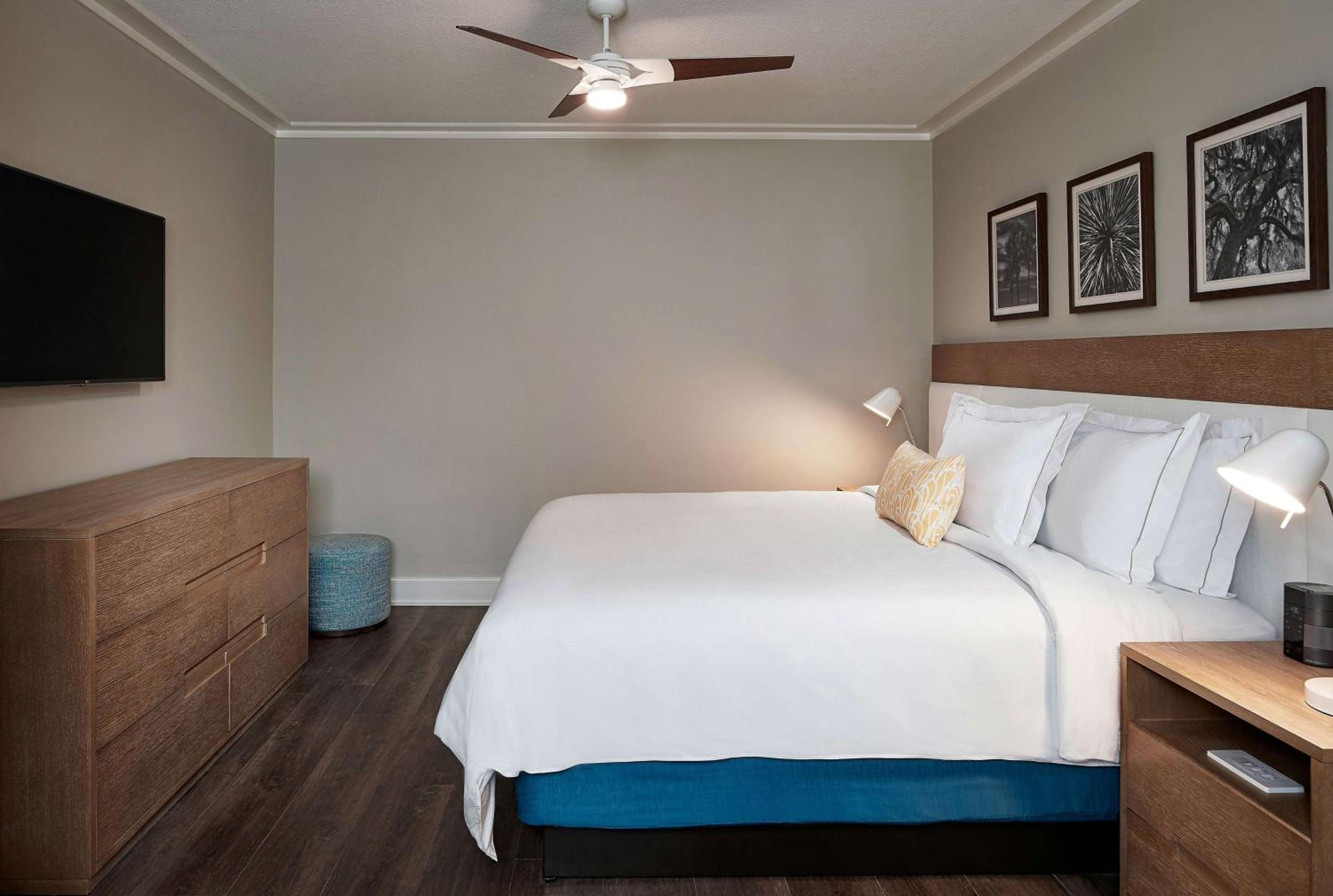 One-Bedroom Oceanfront King Suite with Sofa Bed - Photo 3