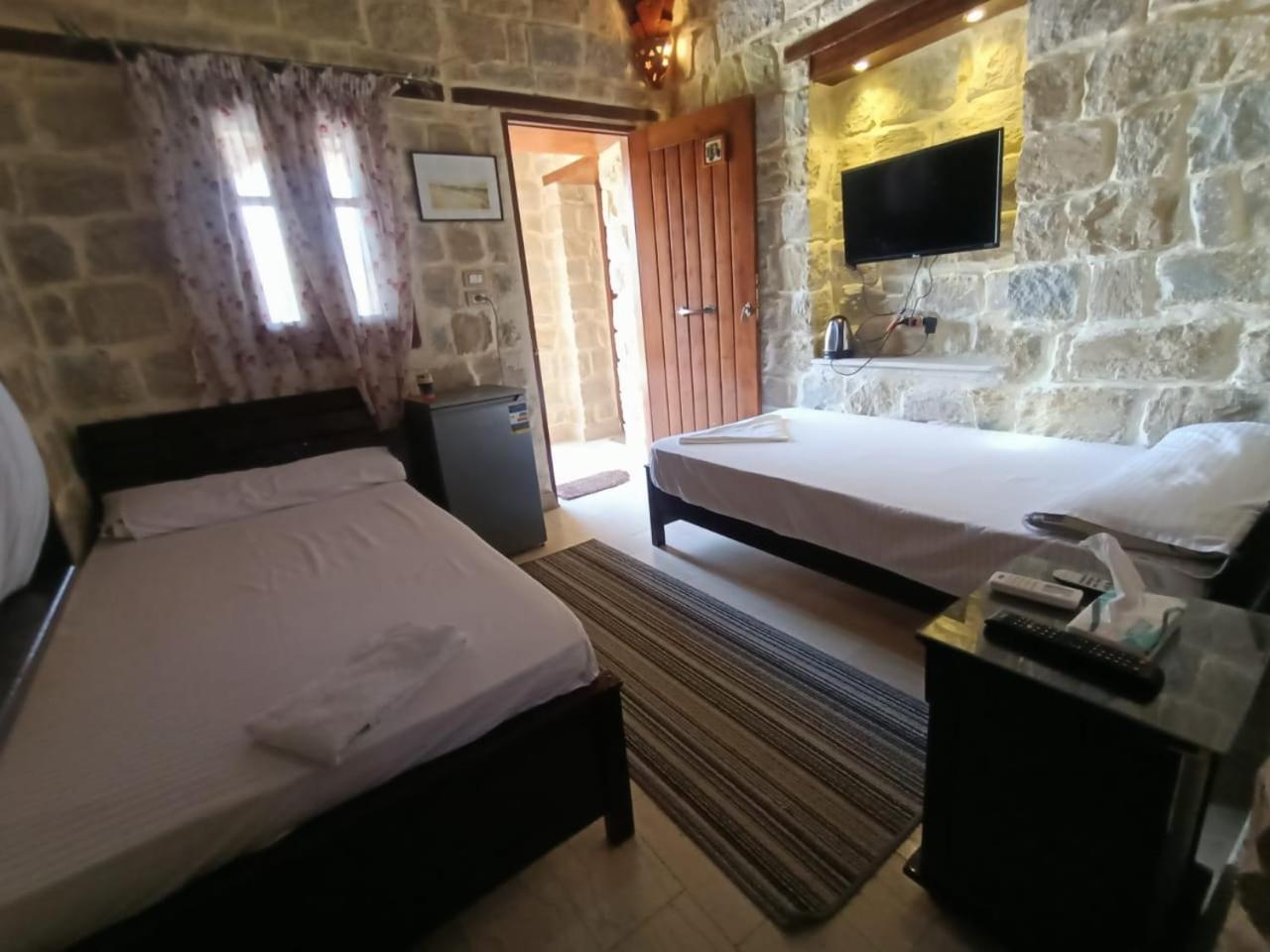 Budget Double Room - Photo 6