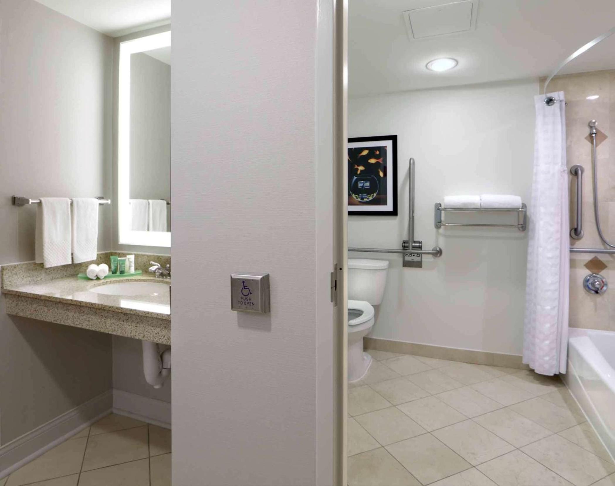 King Room with Bath Tub - Mobility Access photo 3