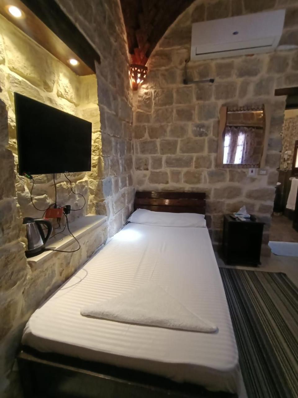 Budget Double Room - Photo 9