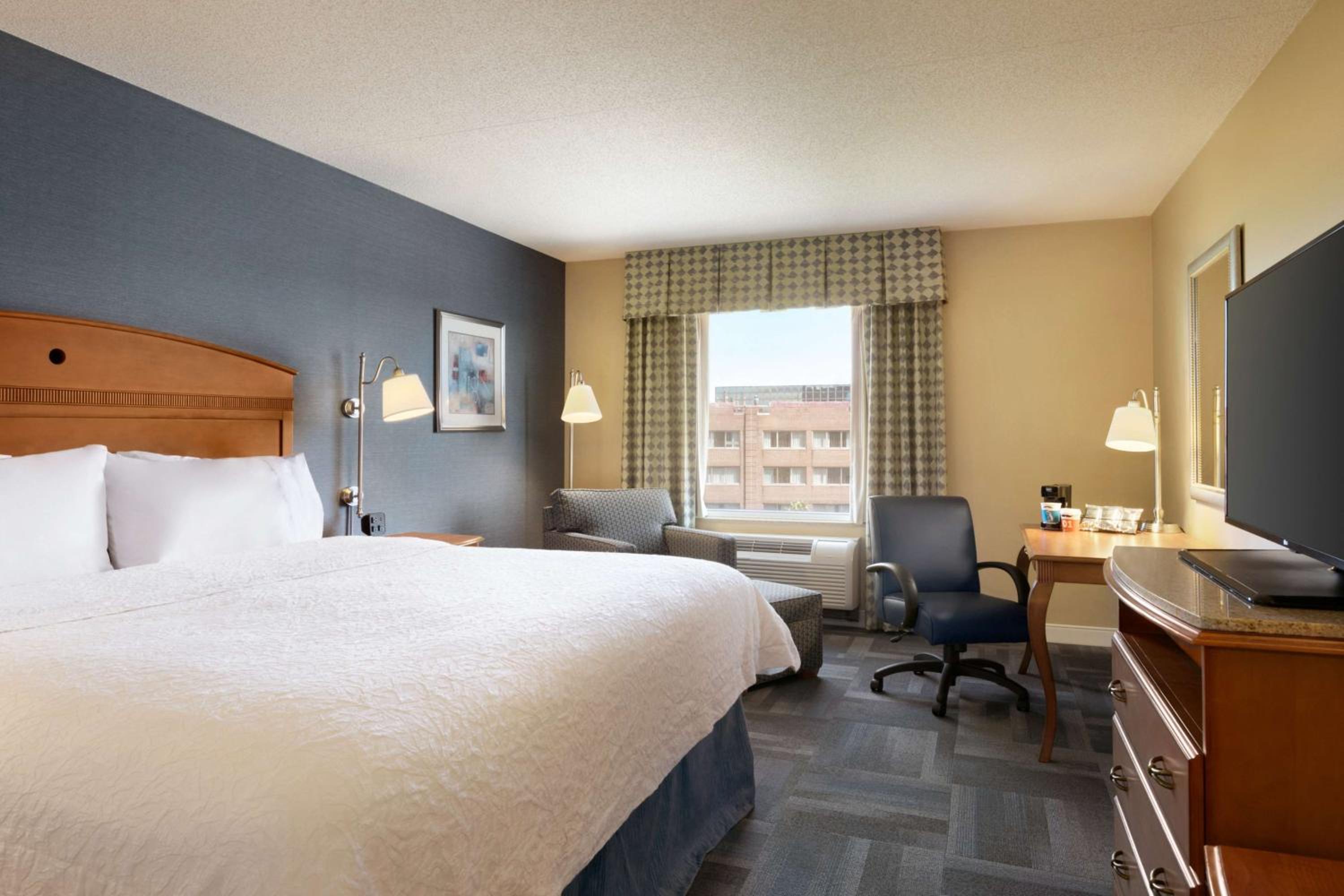 King Room with King Bed - Non-Smoking - Photo 1