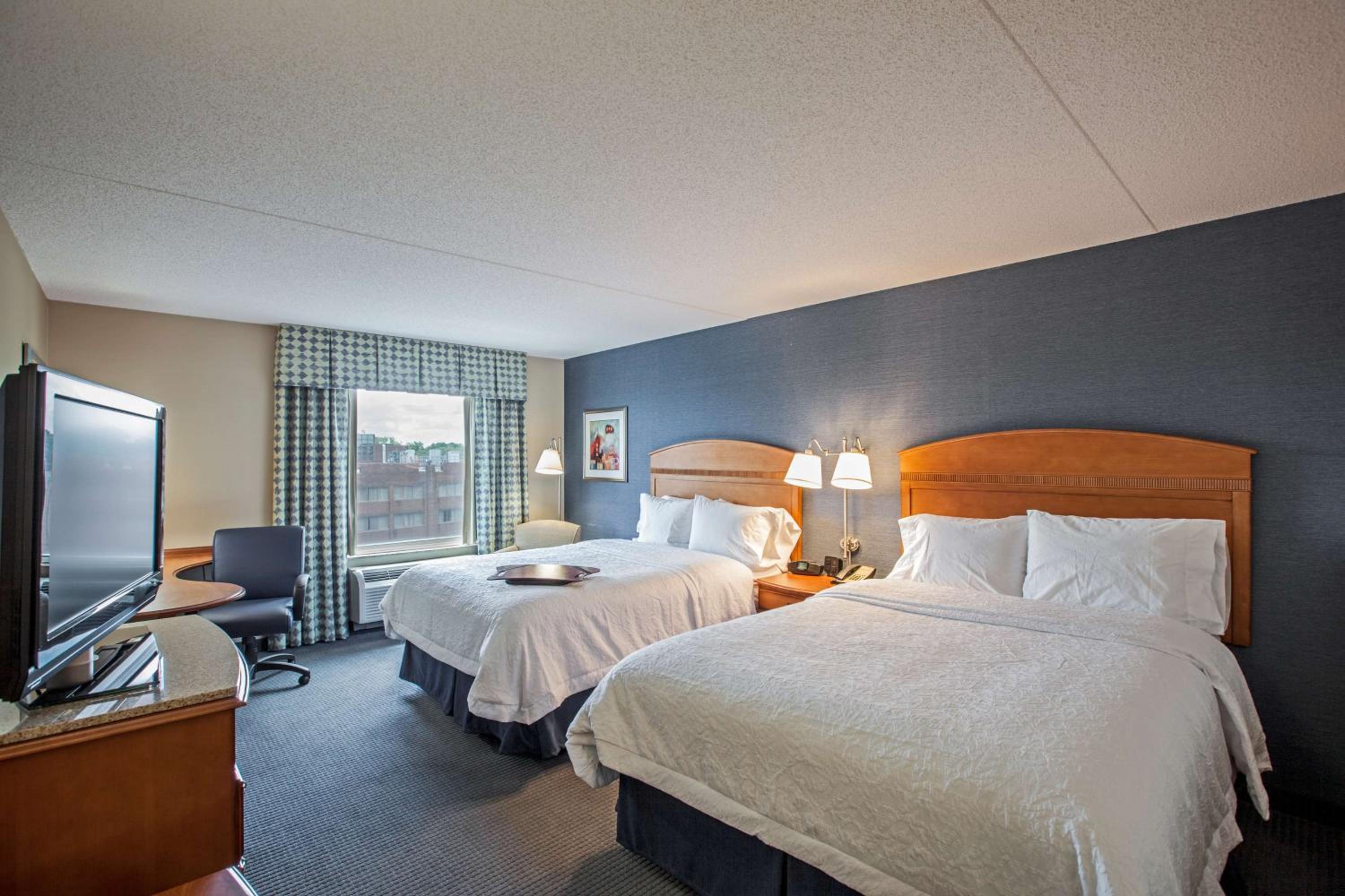 Room with Two Queen Beds - Non-Smoking - Photo 3