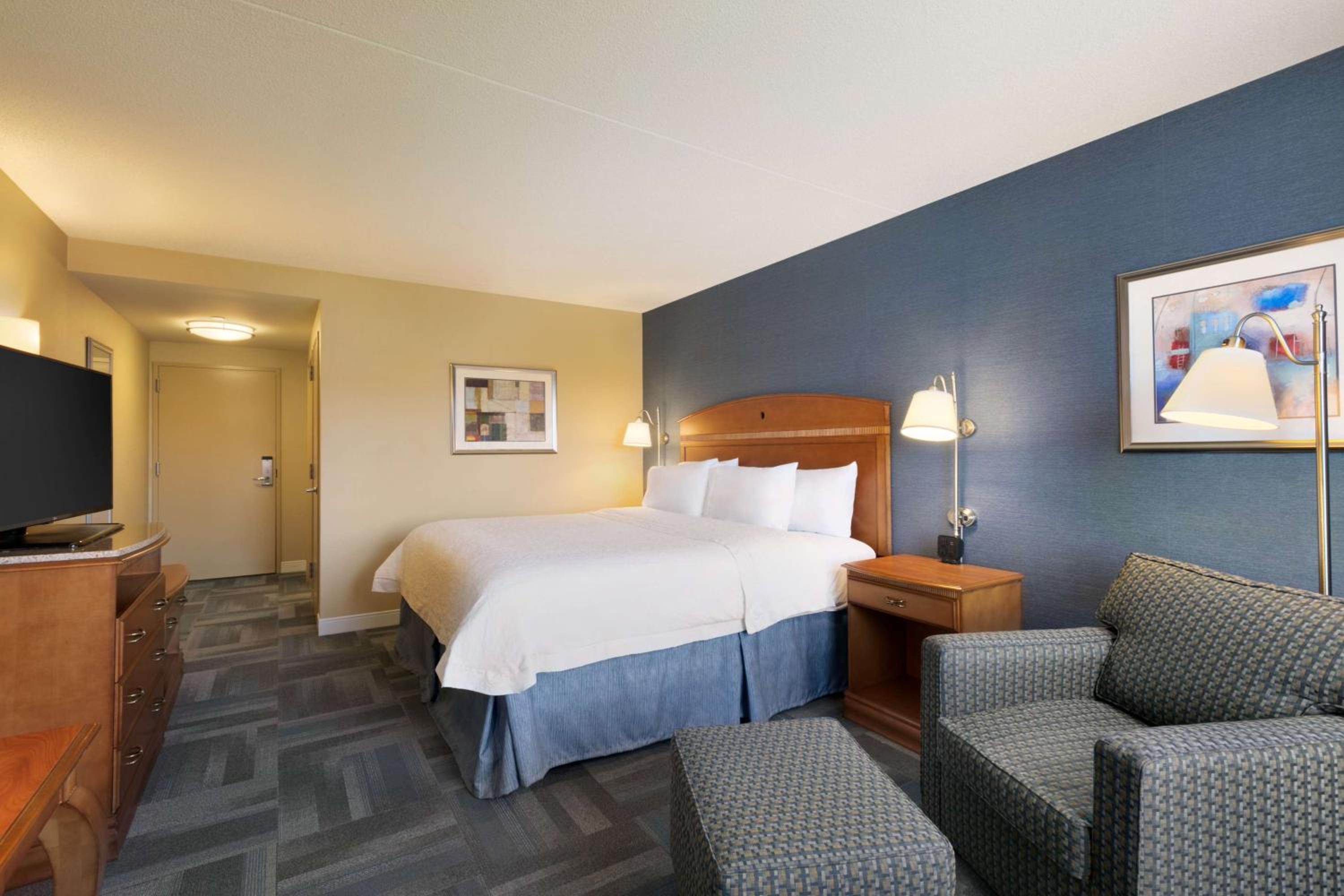 King Room with King Bed - Non-Smoking - Photo 3