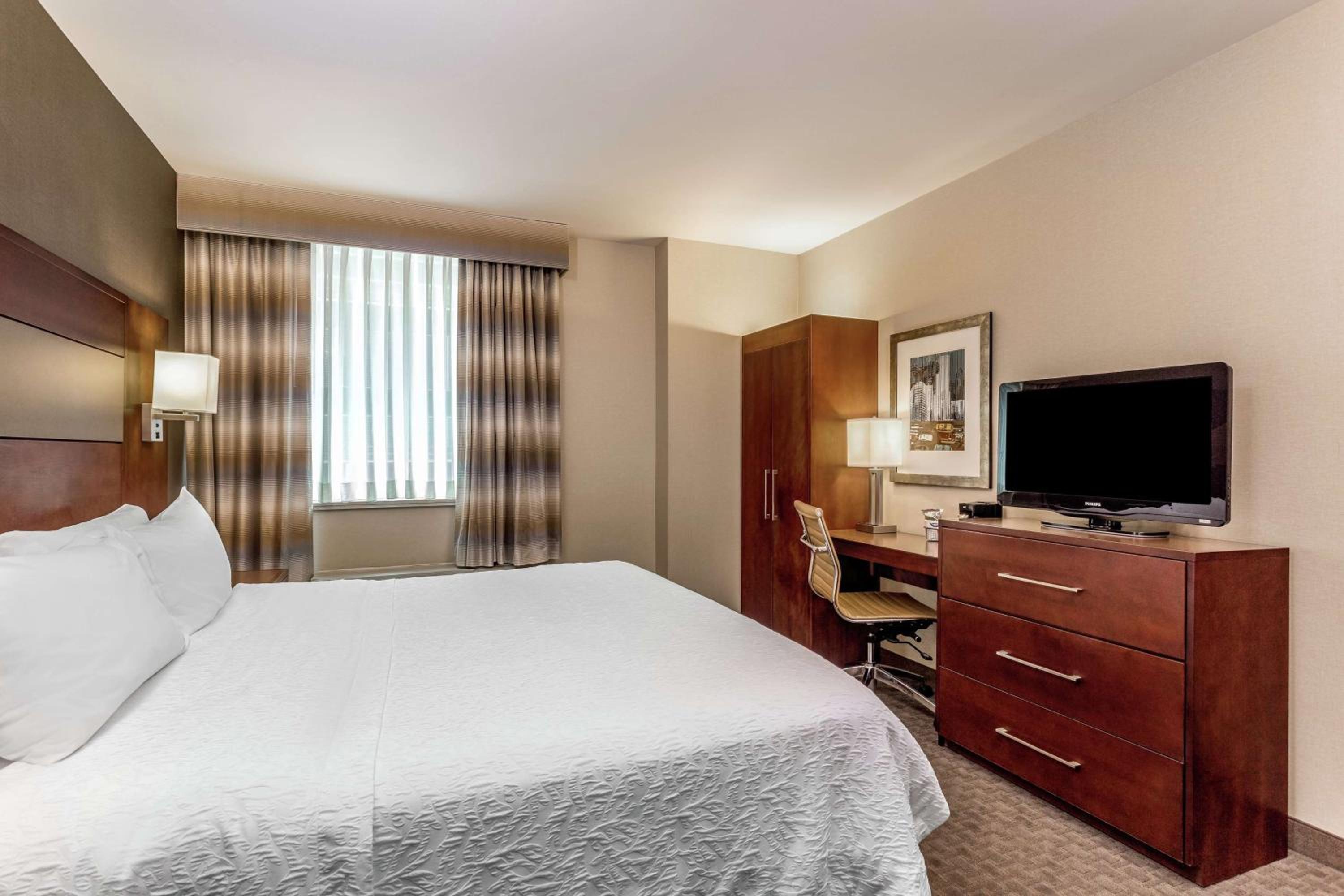 King Room with King Bed - Non-Smoking