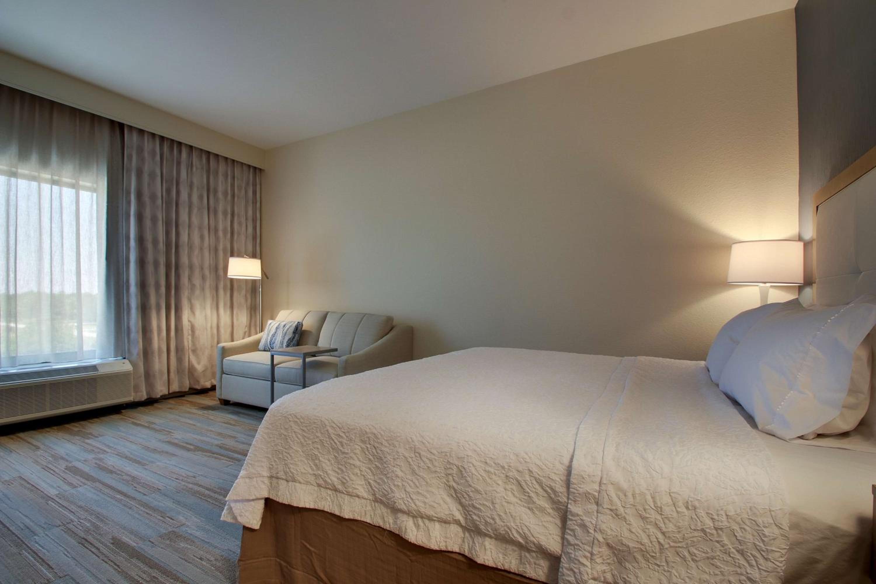 King Room with Sofa Bed - Non-Smoking photo 1