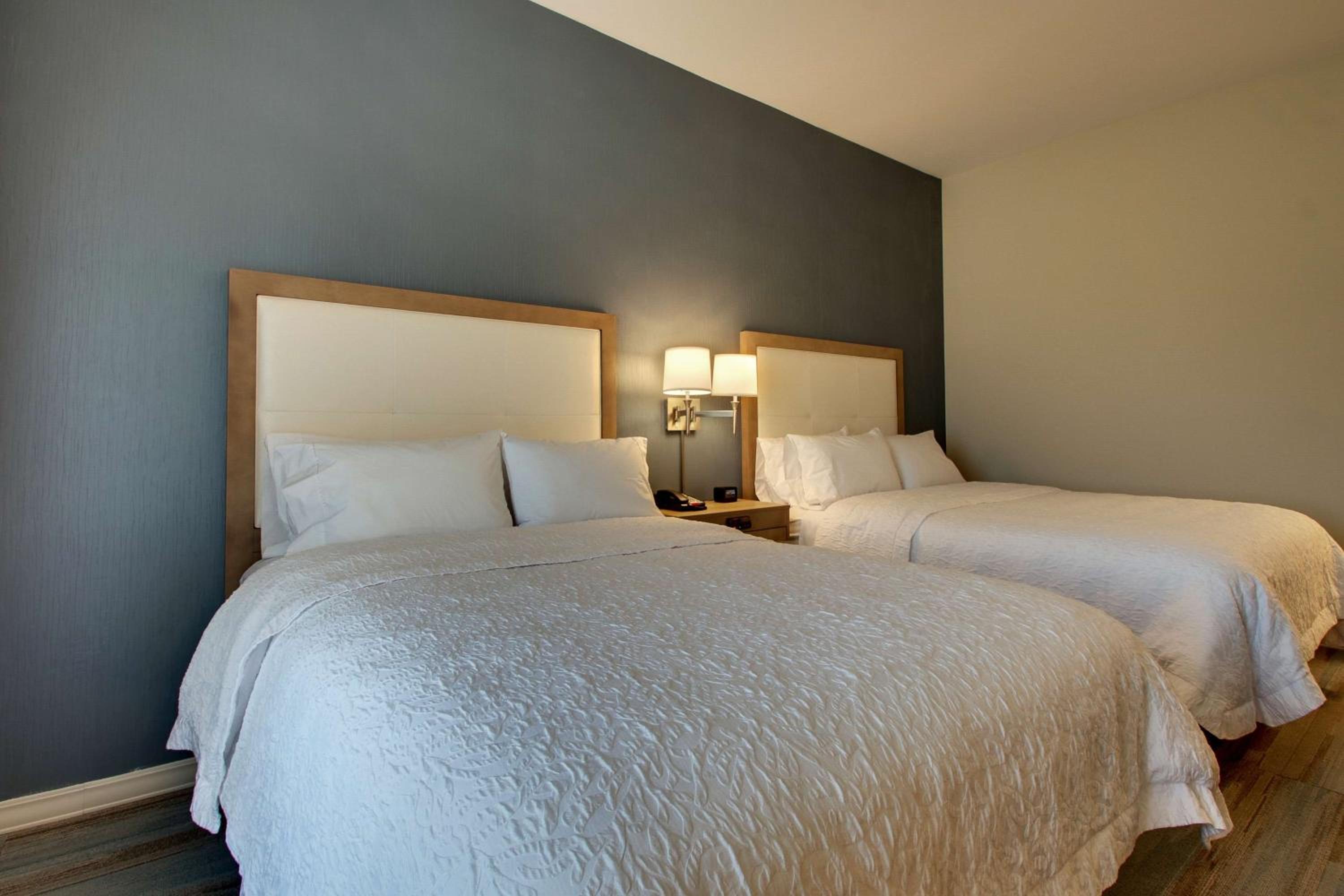 Queen Room with Two Queen Beds - Non-Smoking photo 3