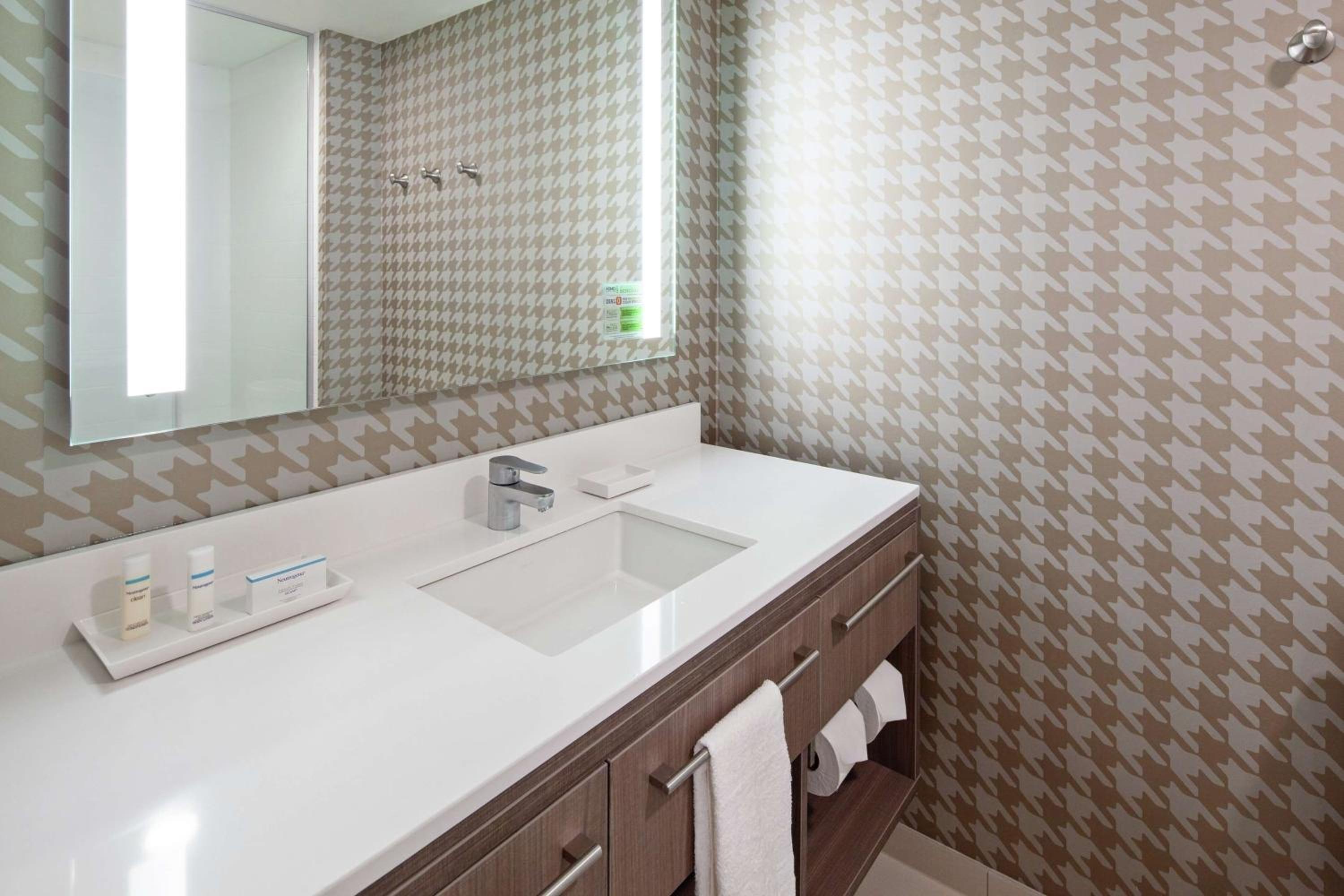 King Studio Suite - Non-Smoking - Photo 6