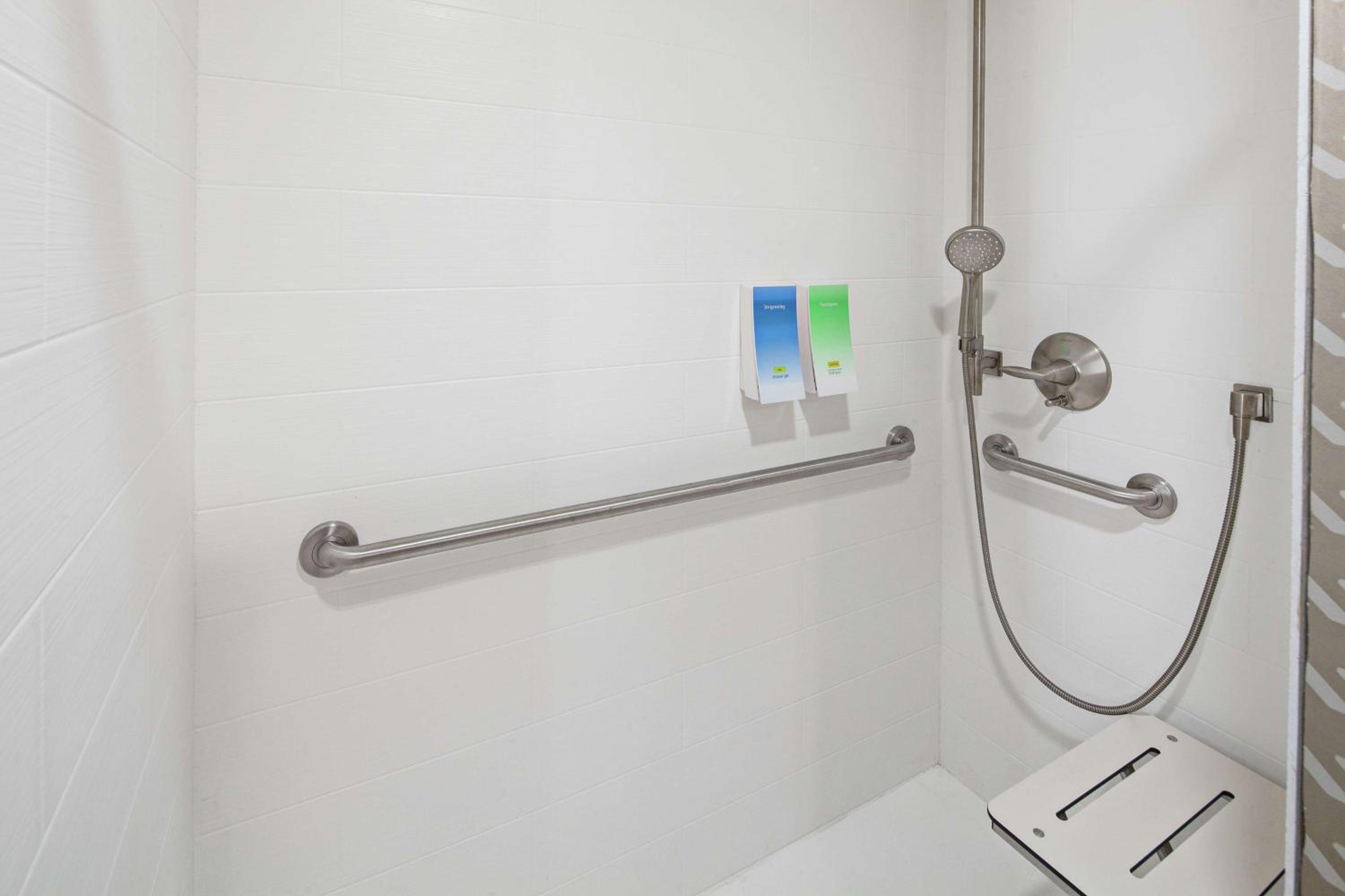 King Studio with Roll-In Shower - Mobility and Hearing Access/Non-Smoking - Photo 2