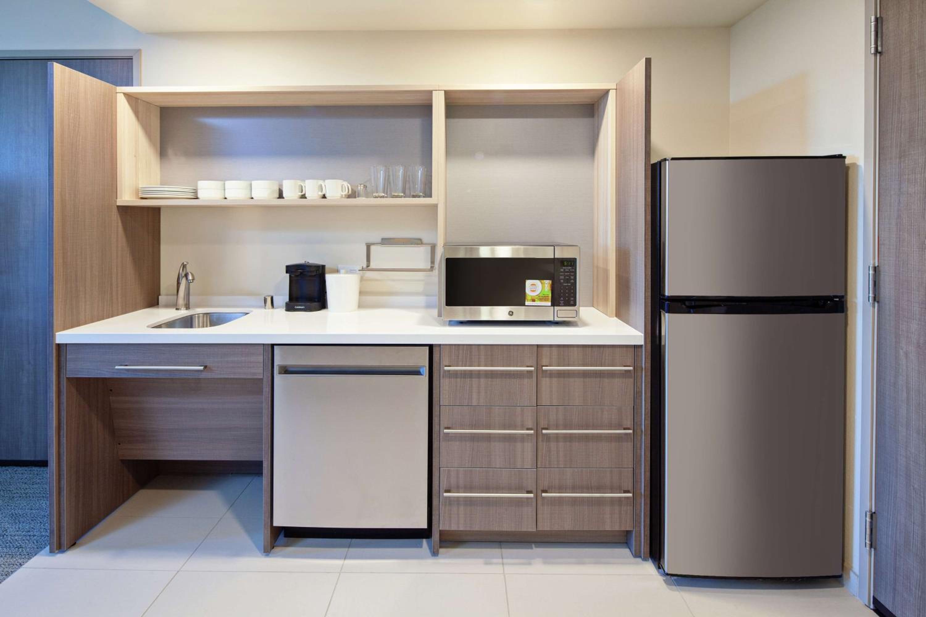 King Studio with Roll-In Shower - Mobility and Hearing Access/Non-Smoking - Photo 1
