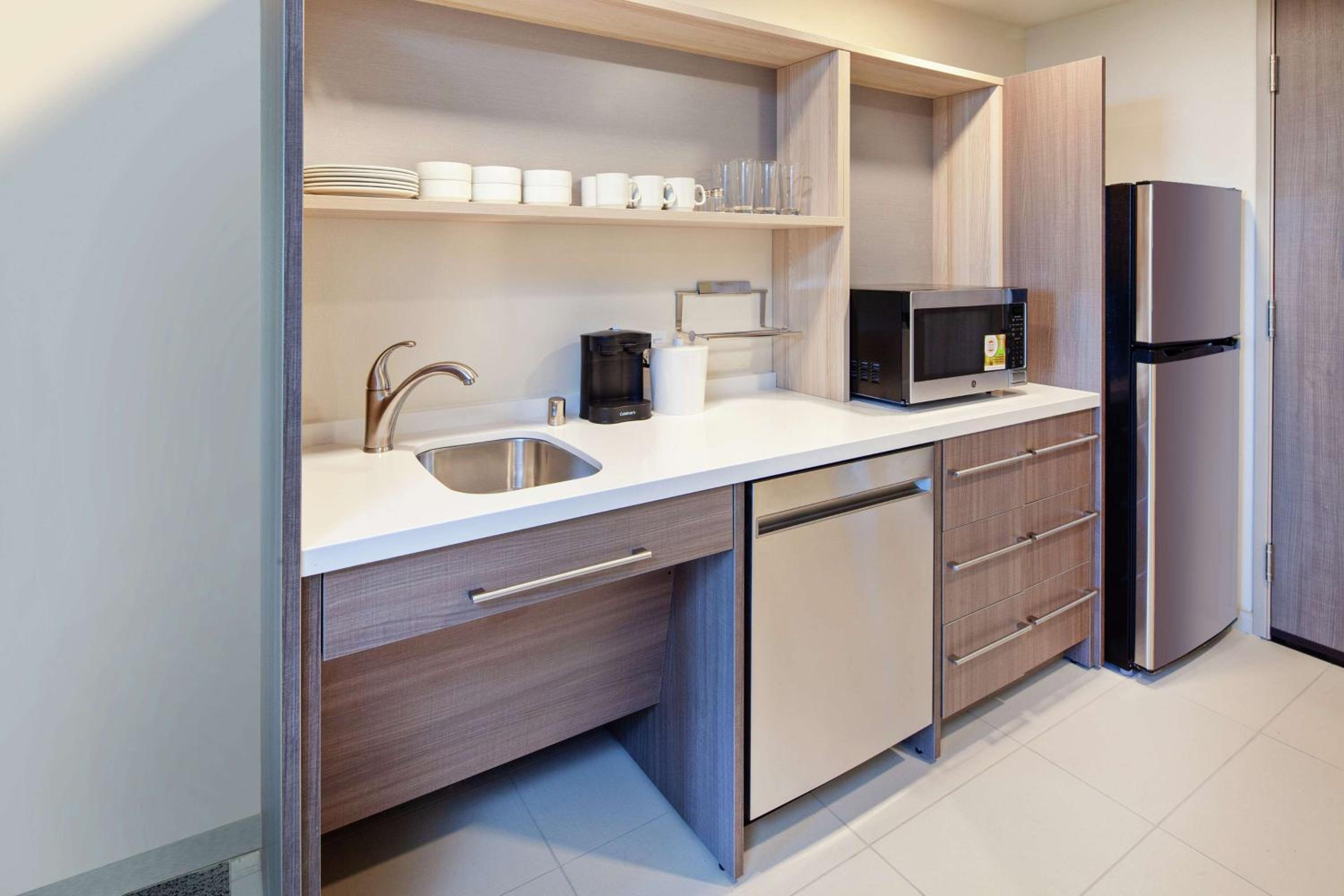 King Studio with Roll-In Shower - Mobility and Hearing Access/Non-Smoking - Photo 3