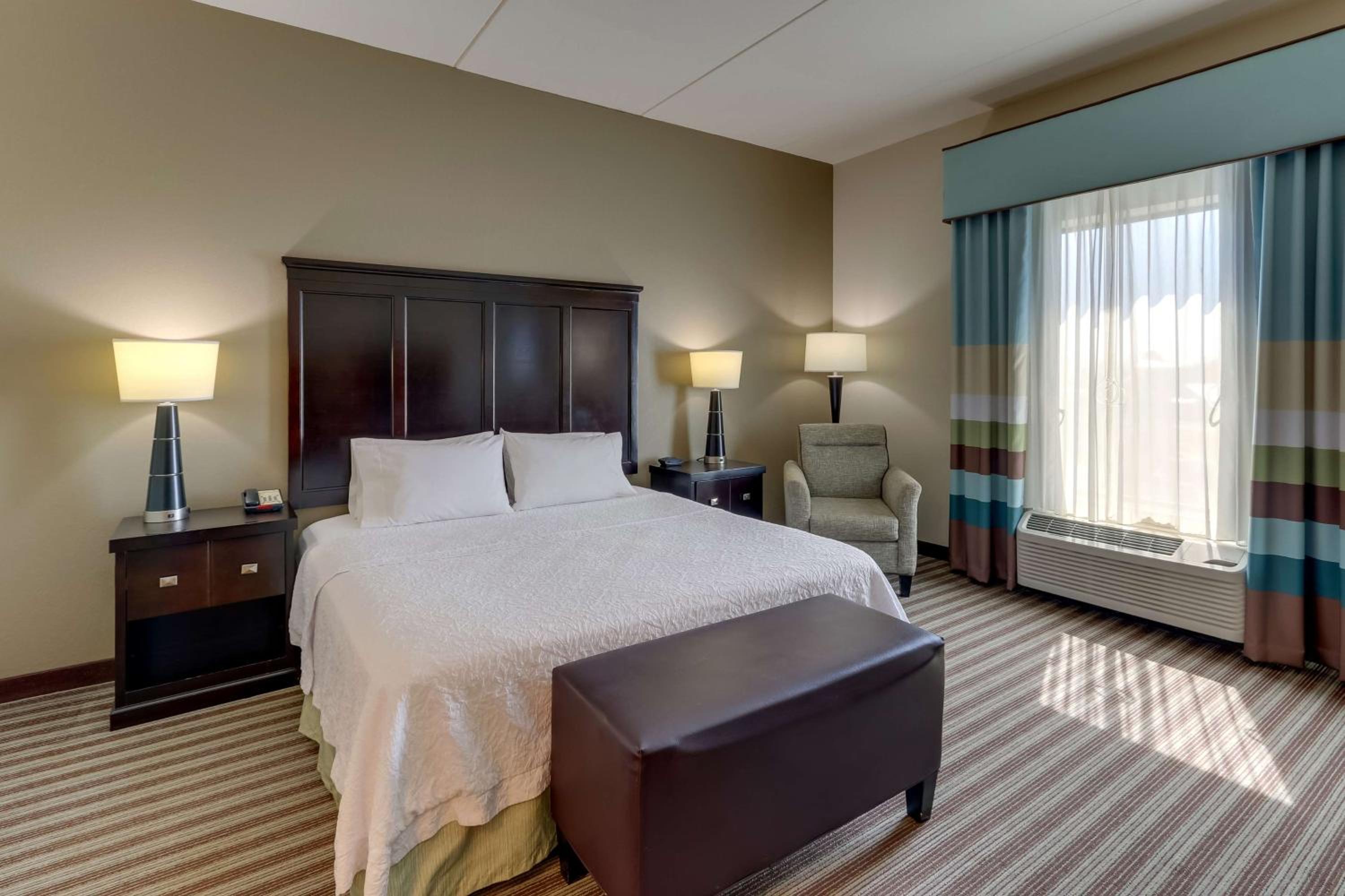 King Room with Accessible Tub - Mobility and Hearing Access/Non-Smoking - Photo 1