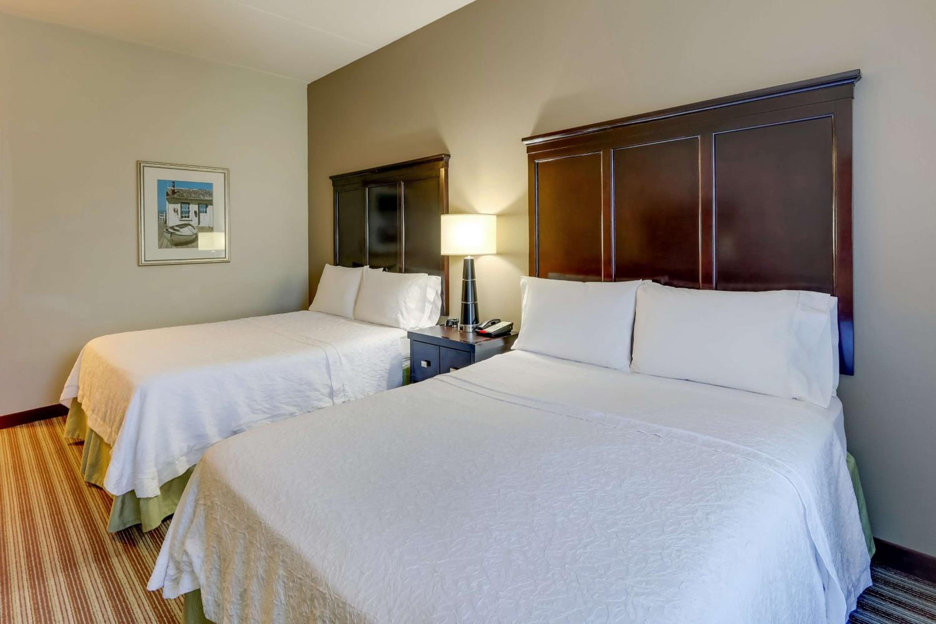 Queen Room with Two Queen Beds - Non-Smoking - Photo 5